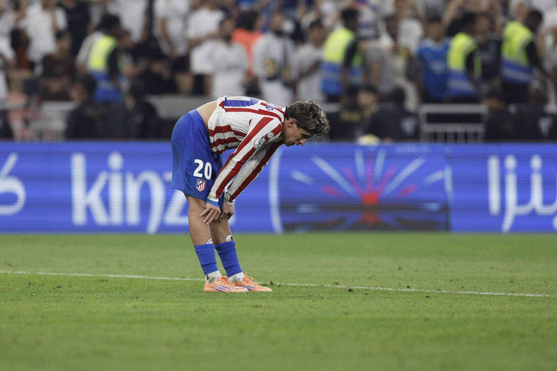 El delantero del Atlético de Madrid Giuliano Simeone al término de la semifinal de la Supercopa de España entre el Atlético de Madrid y el Real Madrid, este jueves en el Estadio Rey Abdullah, en Yeda. EFE/Kai Forsterling