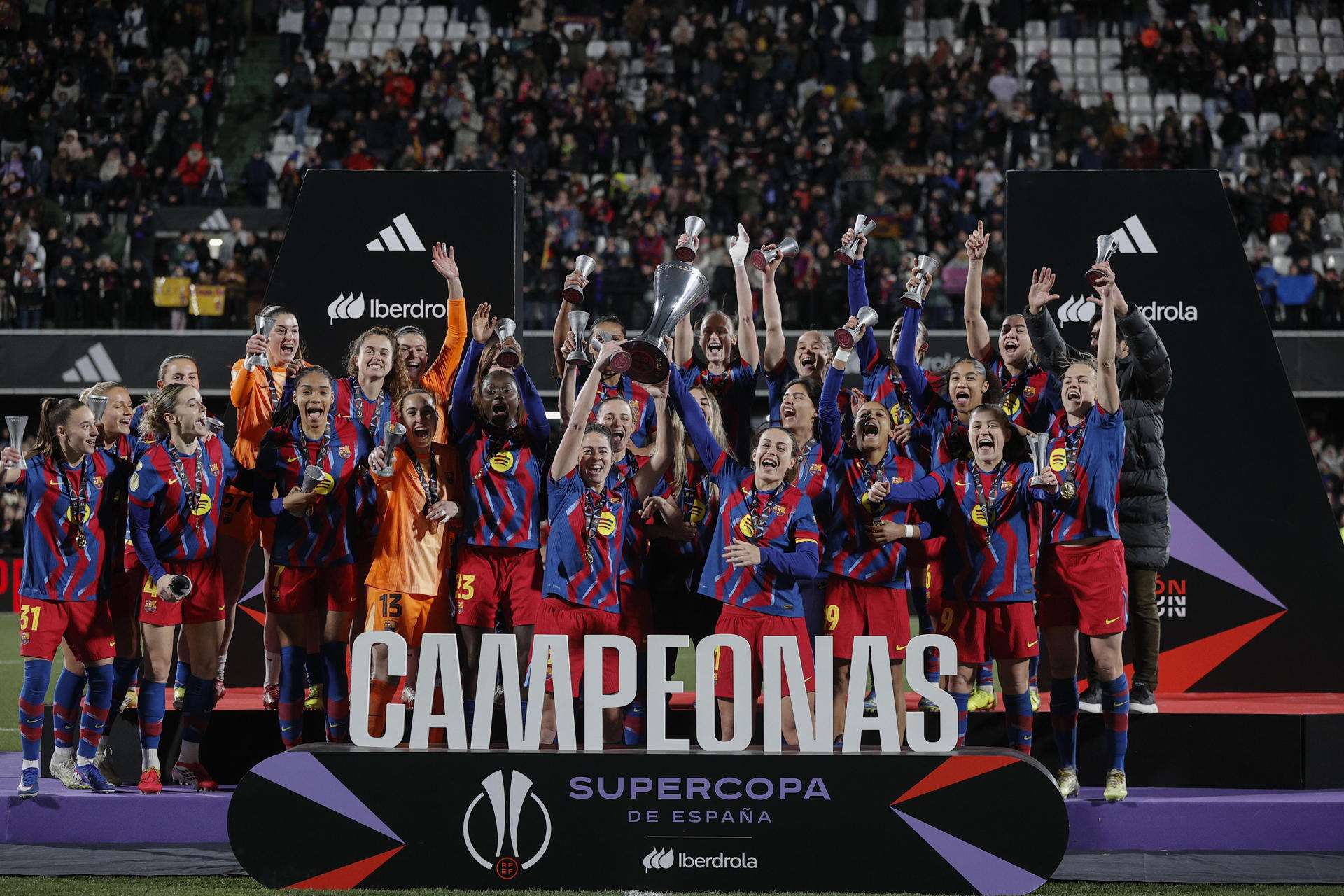 Las jugadoras del FC Barcelona celebran su victoria en la final de la Supercopa de España que han disputado FC Barcelona y Real Madrid en el estadio Castalia de Castellón. EFE/Manuel Bruque.