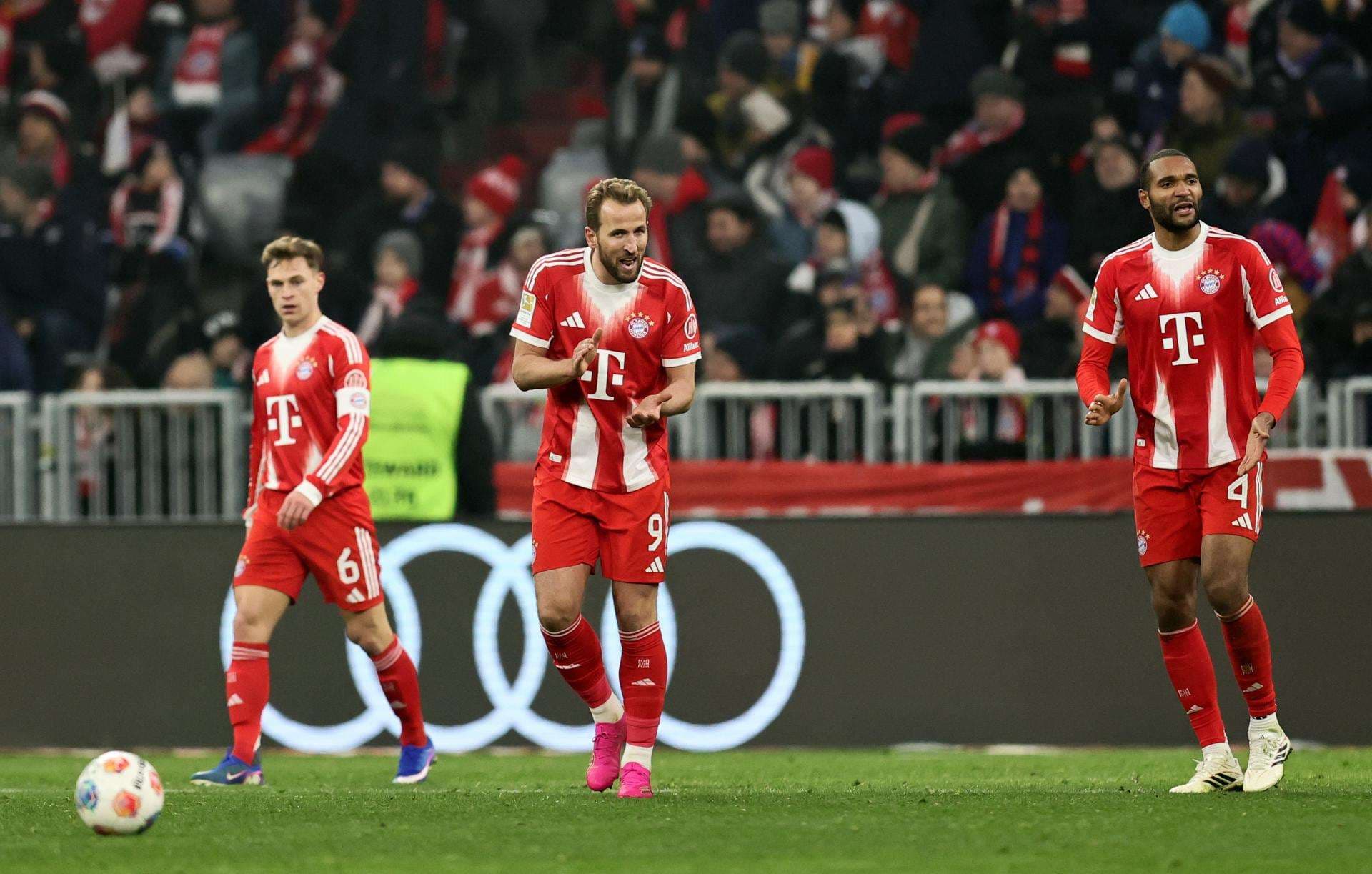 El jugador del Bayern Harry Kane gesticula durante el partido de la Bundesliga que han jugado FC Bayern Munich y FC Augsburg en Múnich, Alemania. EFE/EPA/RONALD WITTEK