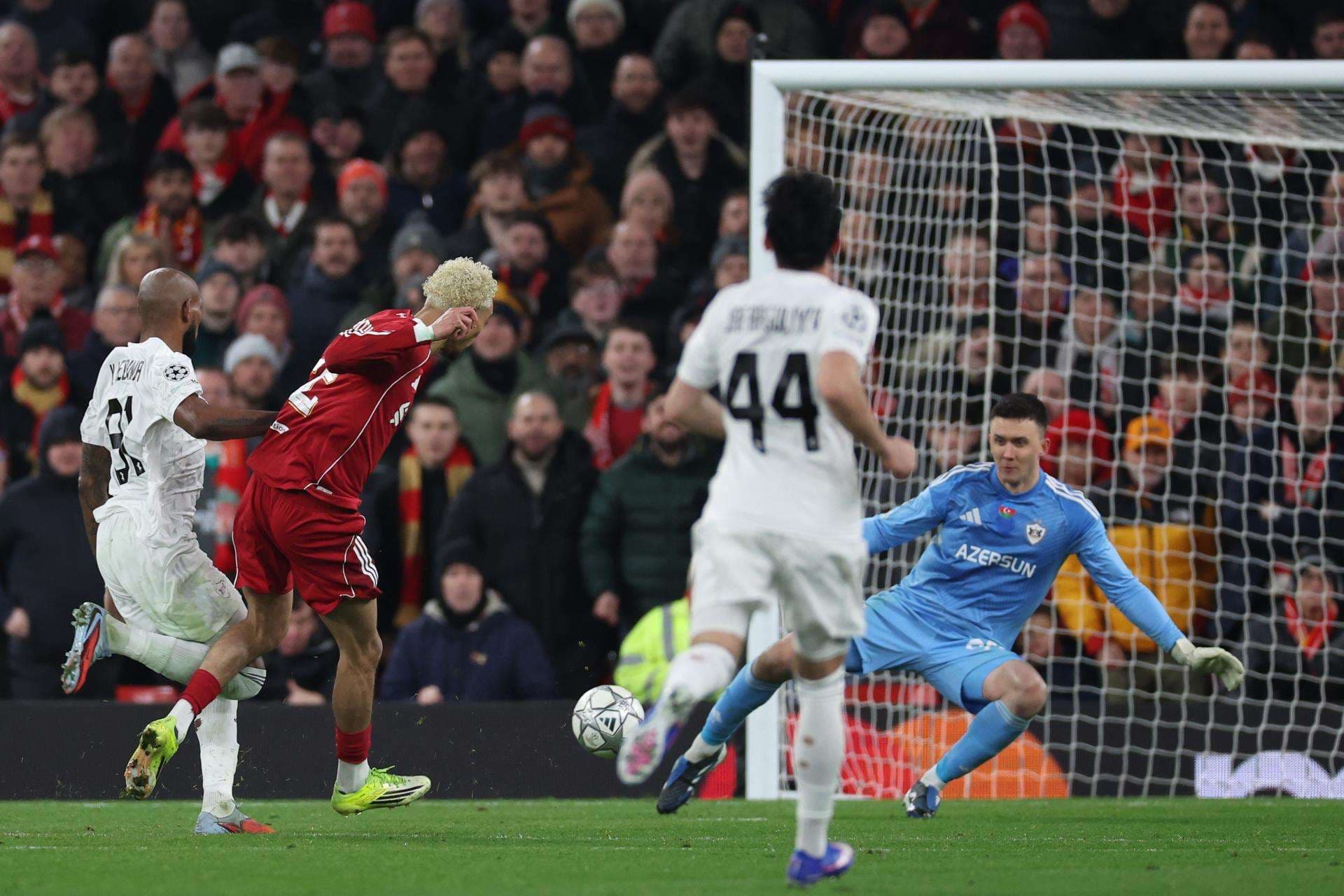 El Liverpool se paseó este miércoles en Anfield, en la última jornada de la Liga de Campeones, al endosar seis goles al Qarabag -que jugará los dieciseisavos-, para pasar directamente a los octavos de final tras finalizar en la tercera plaza, solo por detrás del Arsenal y Bayern. EFE/EPA/ADAM VAUGHAN