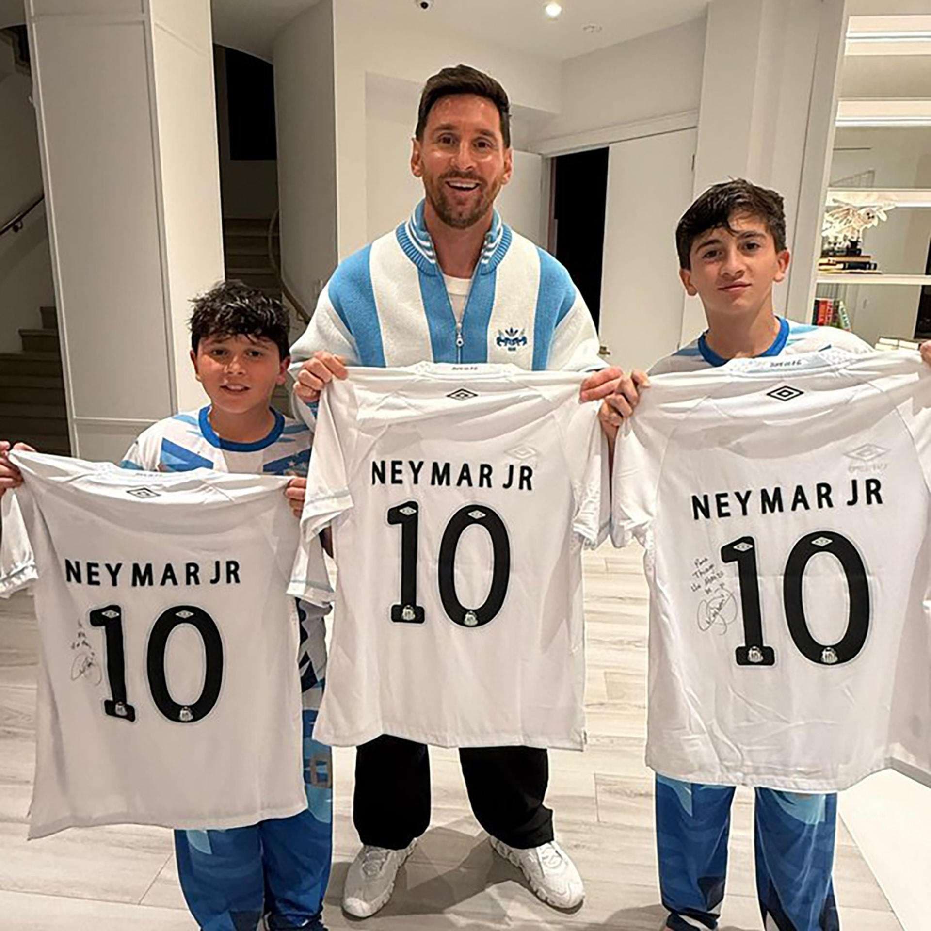 Messi posa al lado de sus hijos con la camisa de Neymar