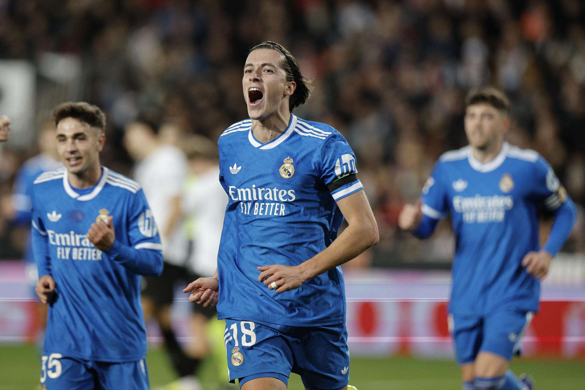 El defensa del Real Madrid Álvaro Carreras celebra tras marcar ante el Valencia, durante el partido de LaLiga de fútbol que Valencia CF y Real Madrid disputaron en el estadio de Mestalla. EFE/Kai Forsterling