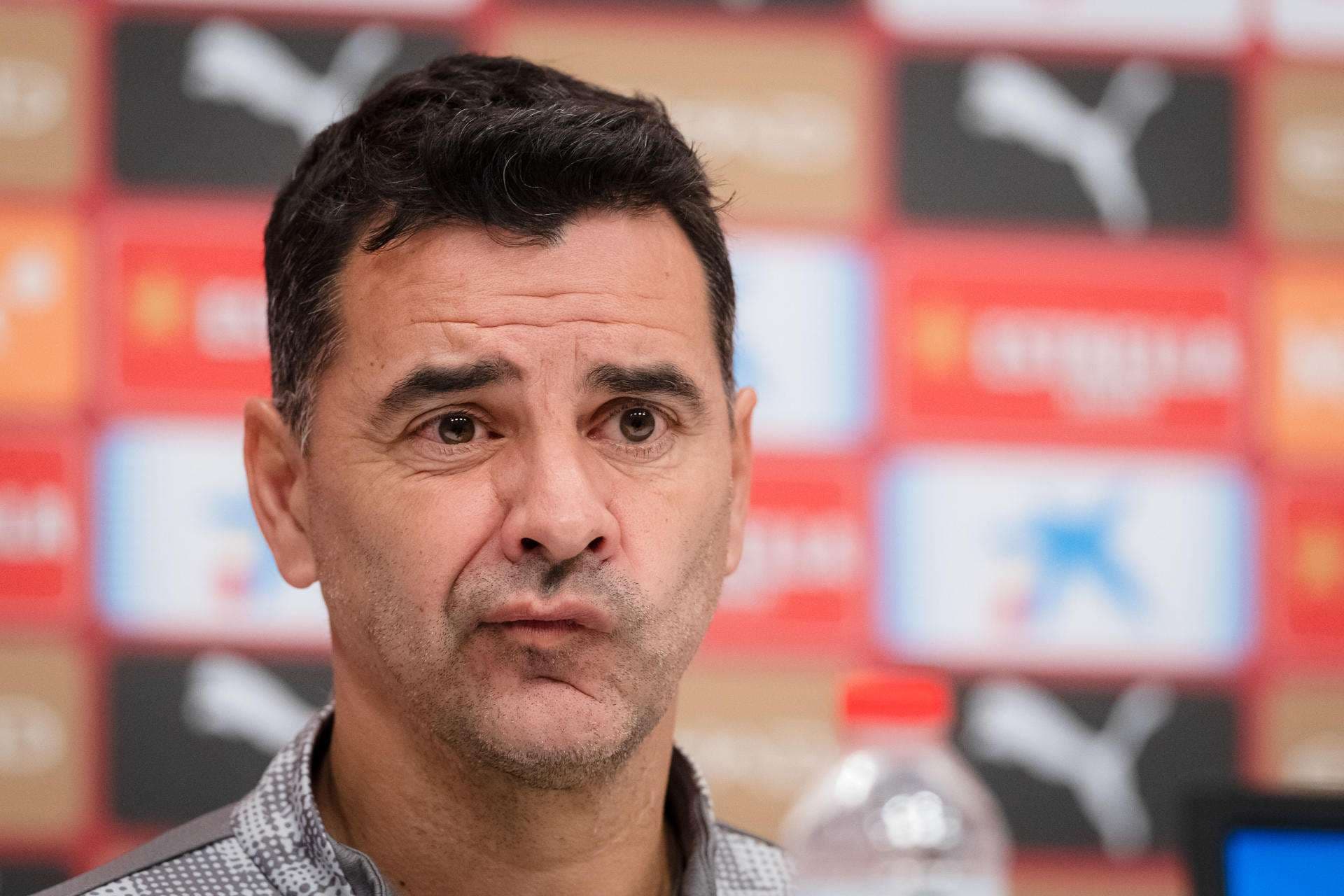 El entrenador del Girona FC, Miguel Ángel Sánchez 'Michel' durante la rueda de prensa tras el entrenamiento del equipo este domingo para preparar su enfrentamiento liguero contra el FC Barcelona. EFE/David Borrat.