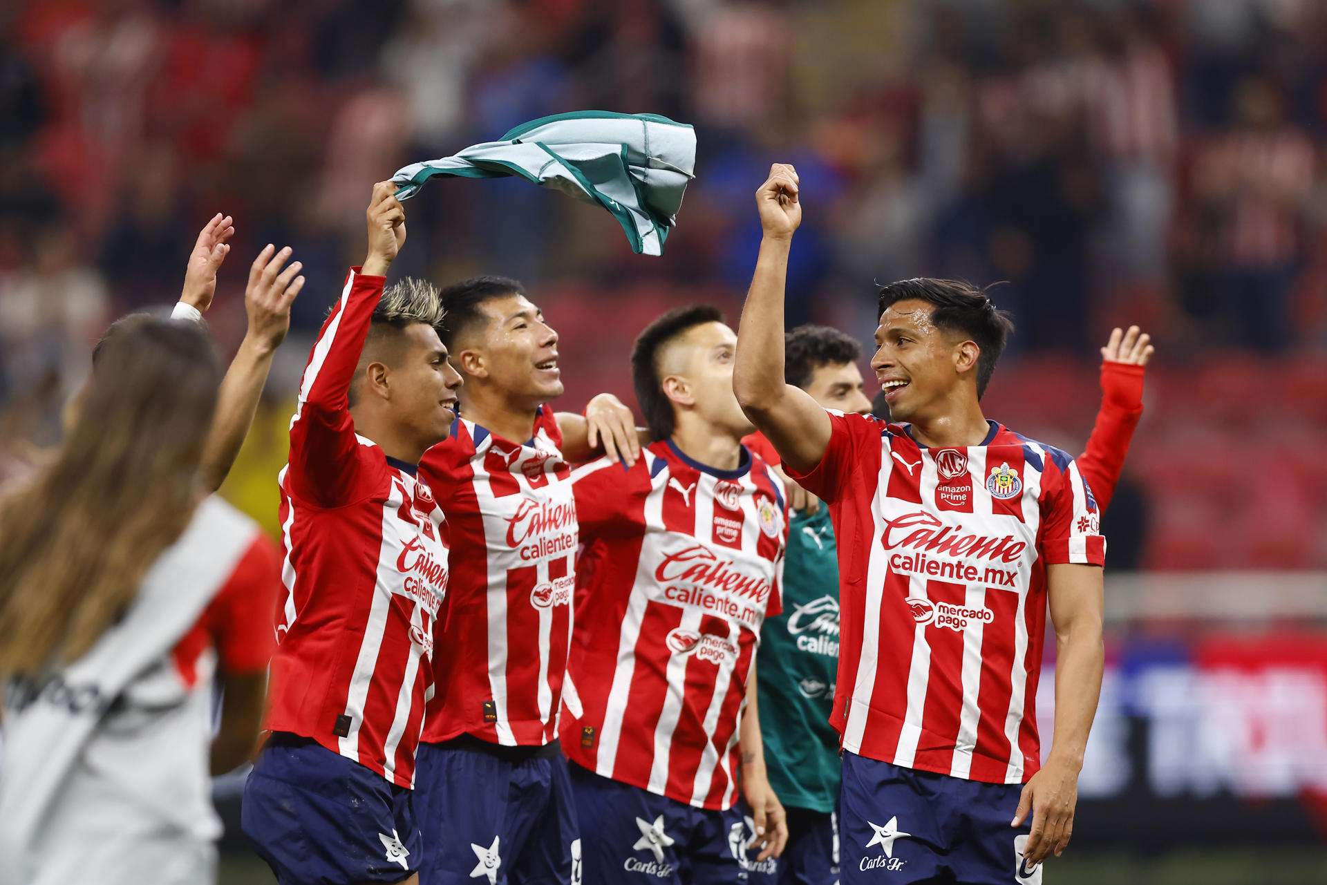 Jugadores del Guadalajara celebran este sábado al finalizar un partido de la Liga MX eante e América disputado en el Estadio Akron, en Guadalajara (México). EFE/ Francisco Guasco