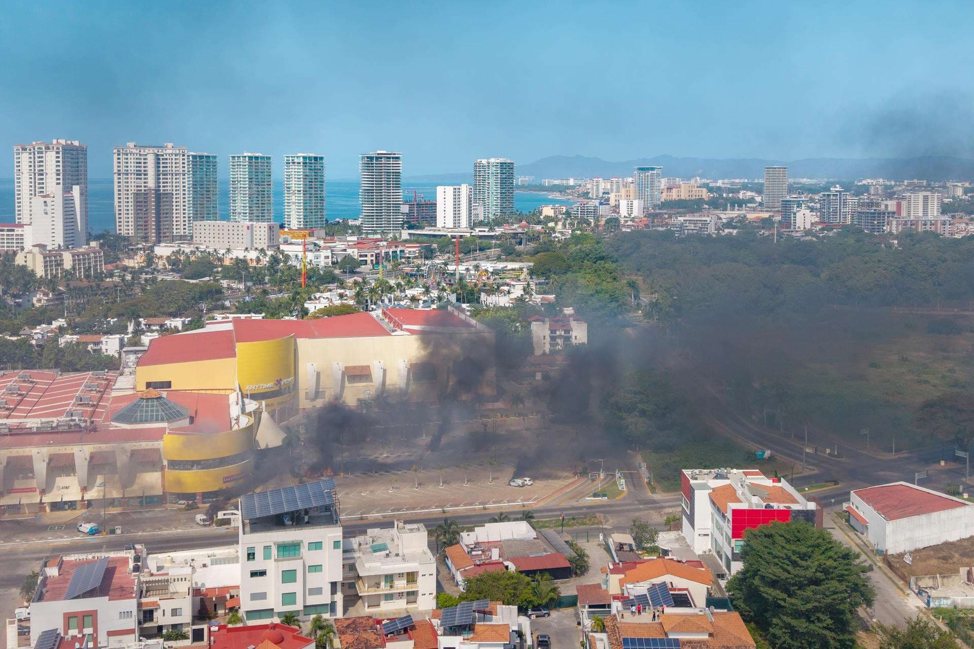 Fotografía aérea donde se ven columnas de humo tras reacciones violentas por el abatimiento de Nemesio Rubén Oseguera Cervantes, alias El Mencho, líder del Cártel Jalisco Nueva Generación (CJNG) este domingo, en Puerto Vallarta (México). EFE/ STR