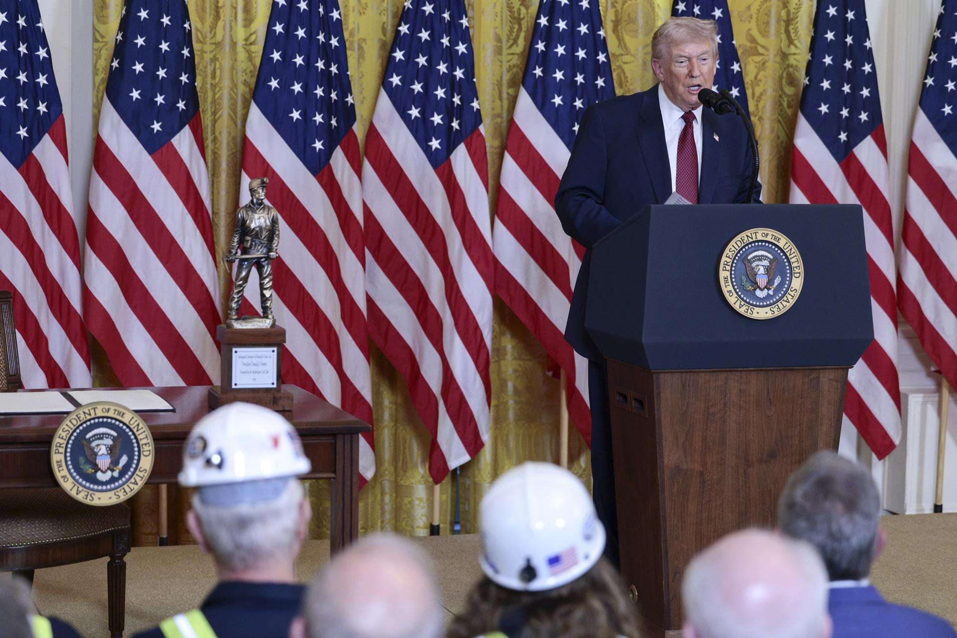 Trump recibe un premio de la industria por ser el "campeón indiscutible del carbón"