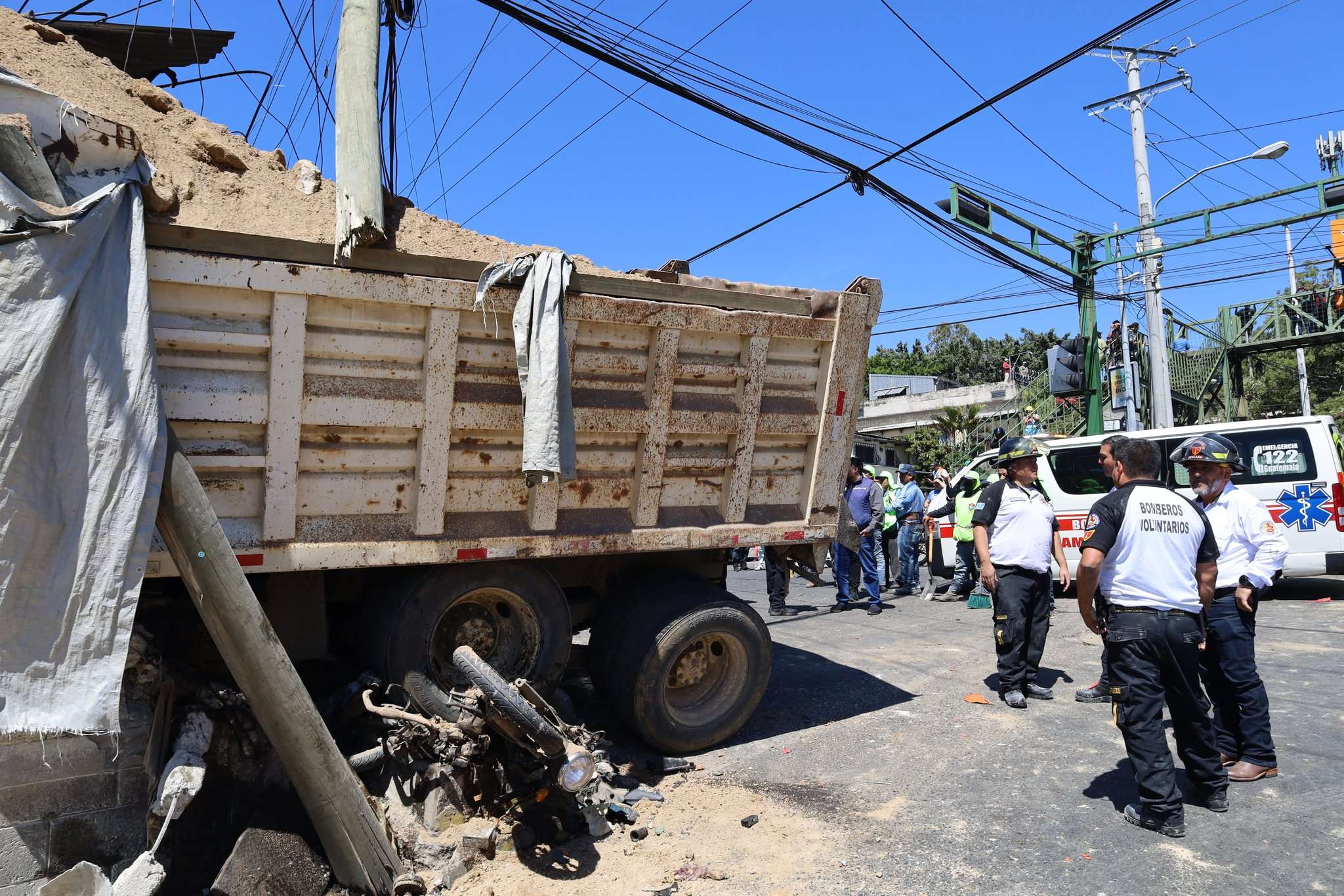 Así ocurrió el choque del camión que arrolló motoristas e impactó contra una vivienda