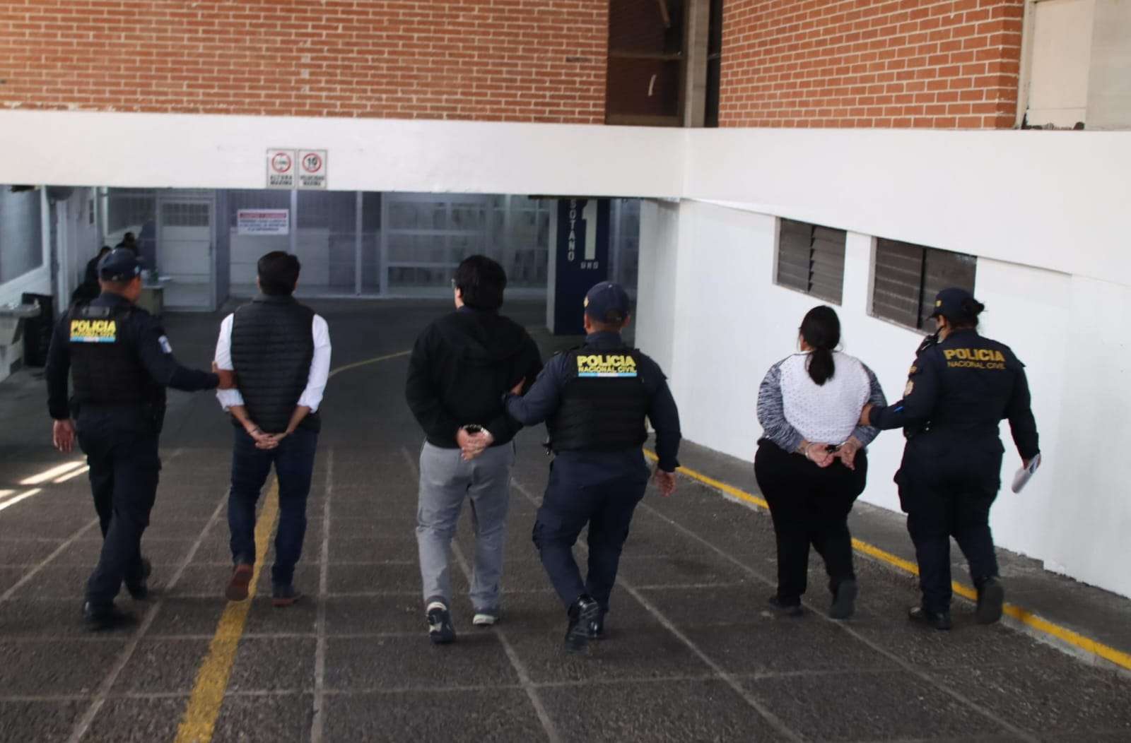 Padres e hijo terminan capturados por presunto lavado de dinero en la capital