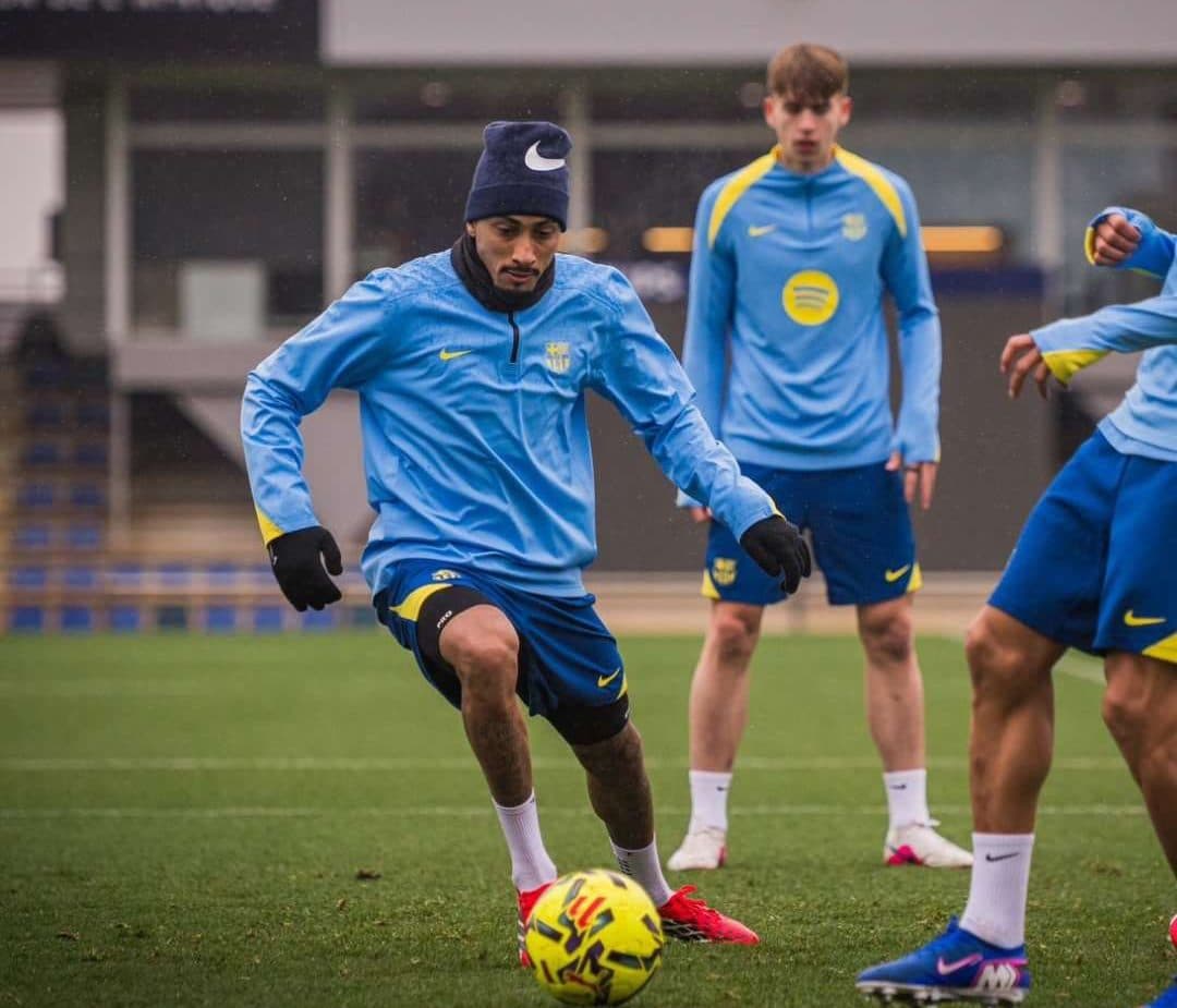 Raphinha vuelve parcialmente a los entrenamientos tras superar molestias musculares