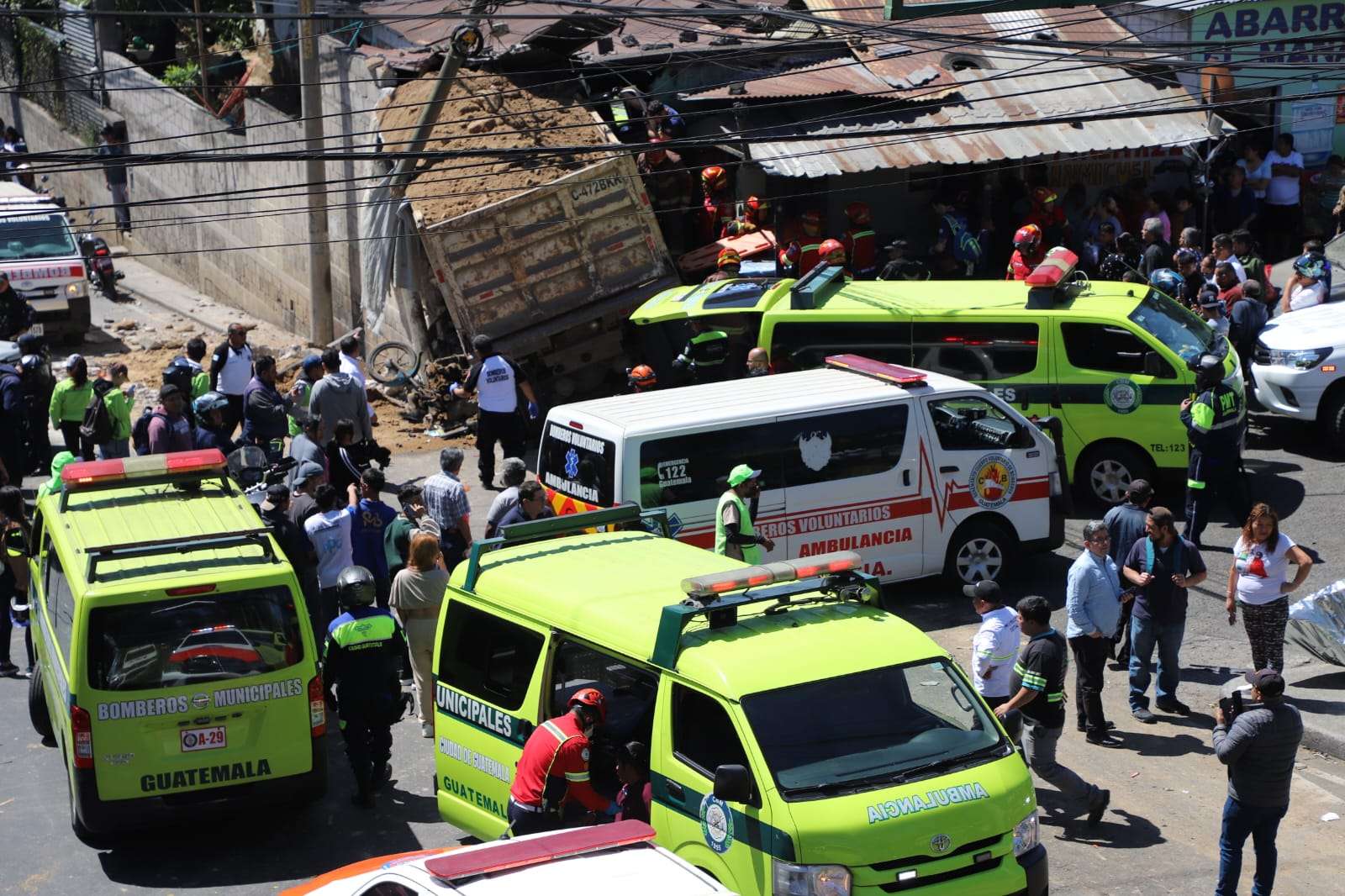 Así ocurrió el choque del camión que arrolló motoristas e impactó contra una vivienda