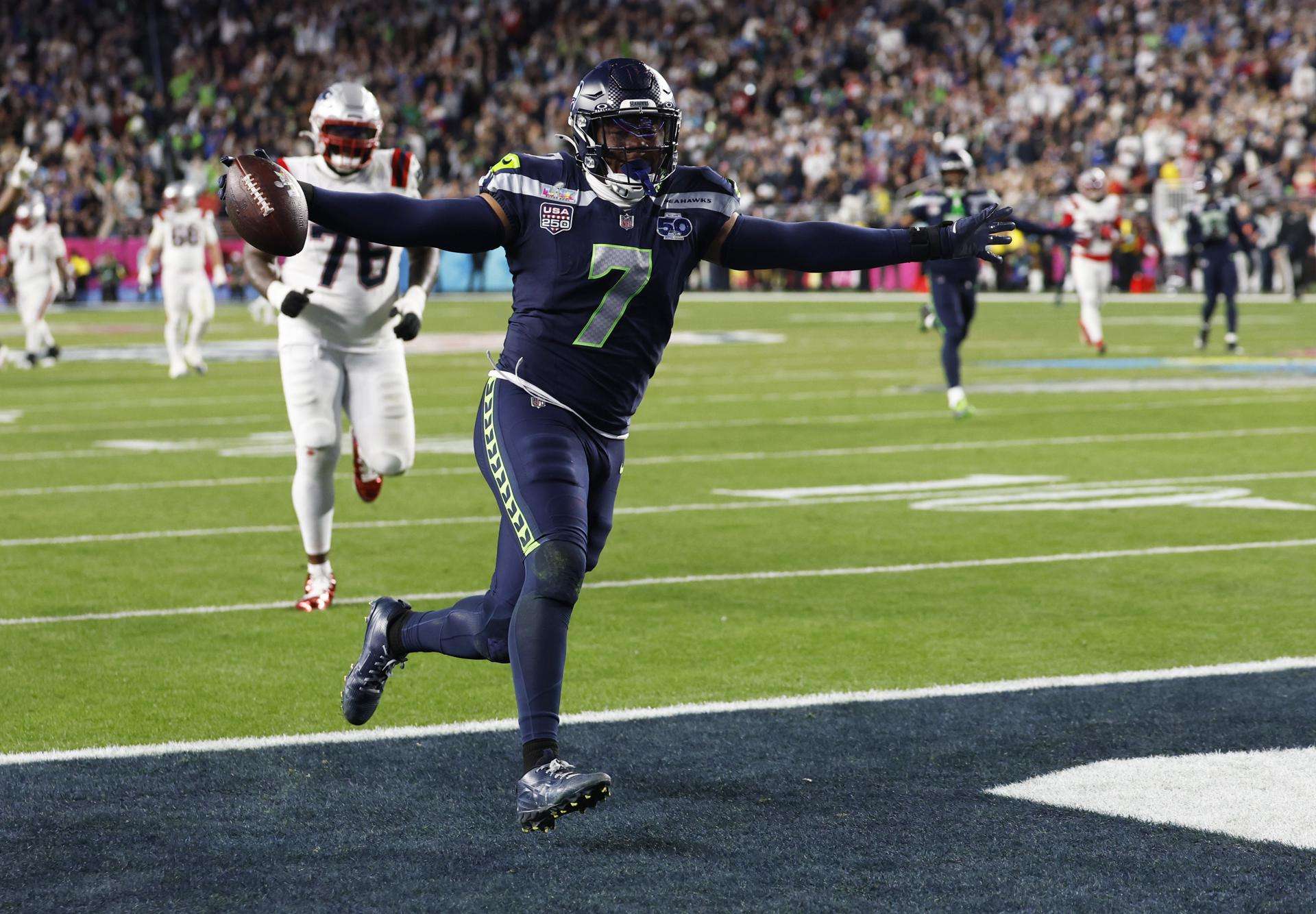 El 'linebacker' de los Seattle Seahawks, Uchenna Nwosu, celebra tras aportar un 'touchdown' a la conquista del Super Bowl LX, este domingo, a expensas de los New England Patriots en el Levi's Stadium en Santa Clara (California) EFE/EPA/JOHN G. MABANGLO