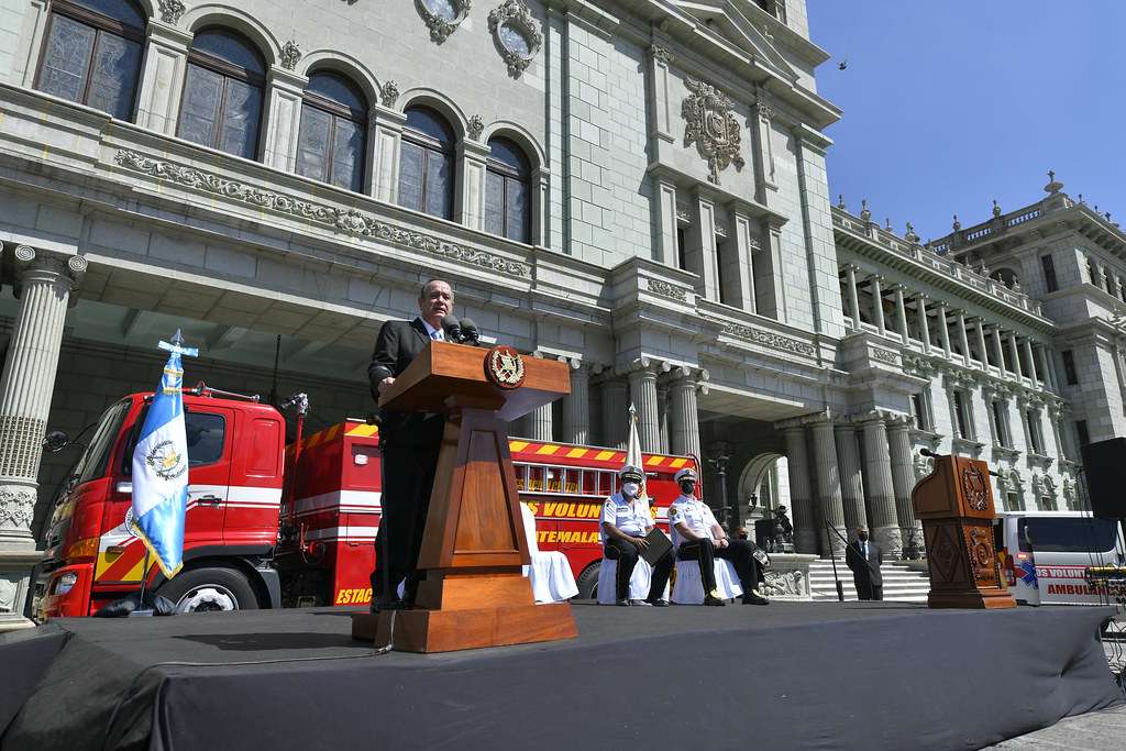 Giammattei entrega unidades al Benemérito Cuerpo Voluntario de Bomberos