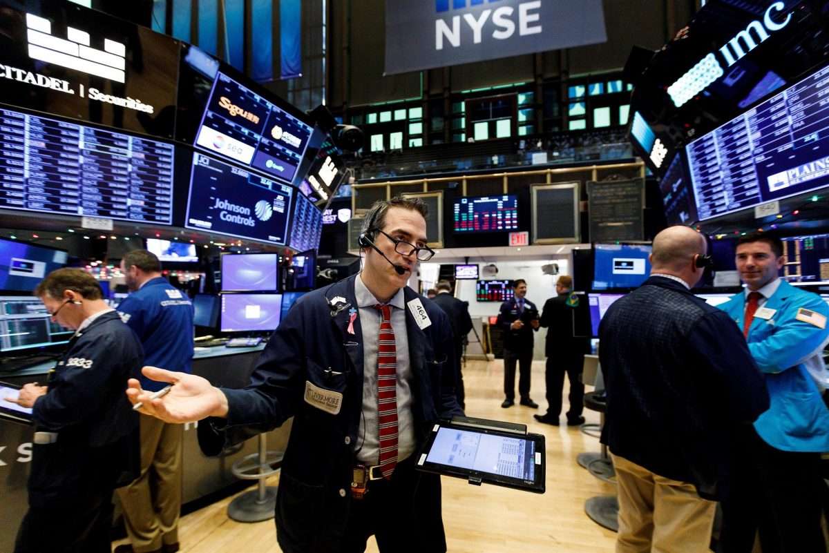 Comerciantes trabajan en la Wall Street en Nueva York