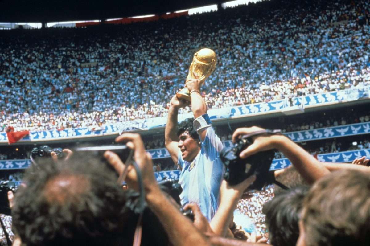 Diego Armando Maradona con la Copa del Mundo tras derrotar la selección argentina a Alemania por tres goles a dos, en la final disputada en el estadio Azteca de la capital mexicana.