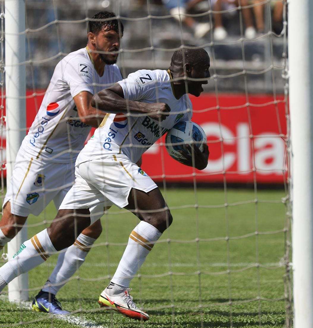 Eliéser Quiñones salva a Comunicaciones en Santa Lucía