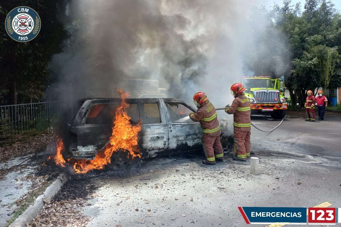 Señalan a «Los Jamones» de ingresar por la fuerza a la Usac y prender fuego a un carro