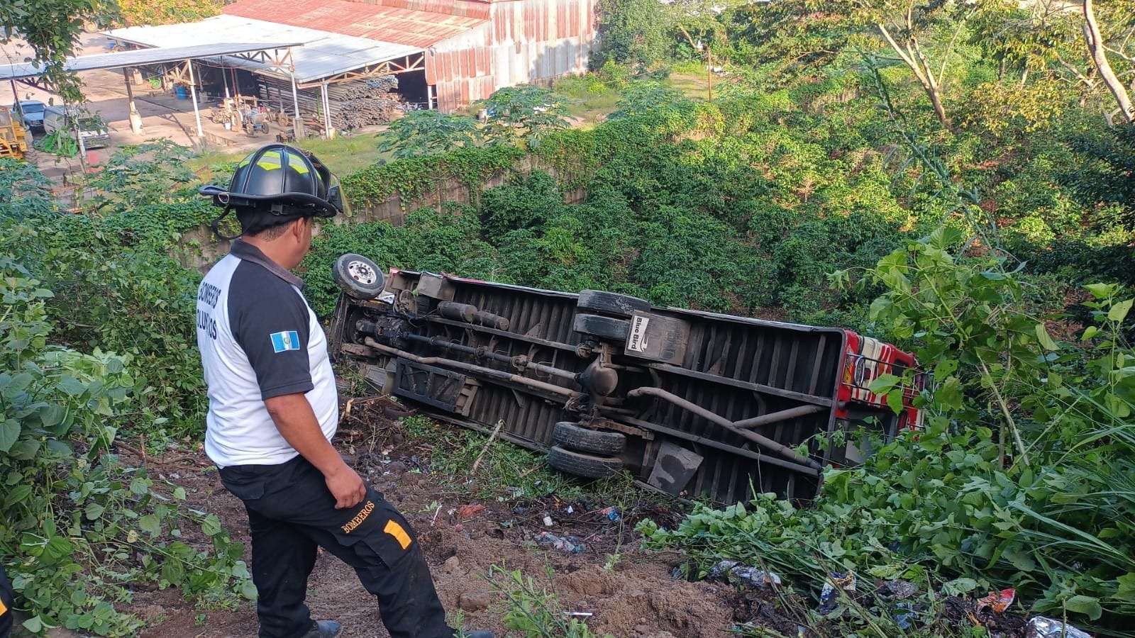 bus vuelca en villa canales