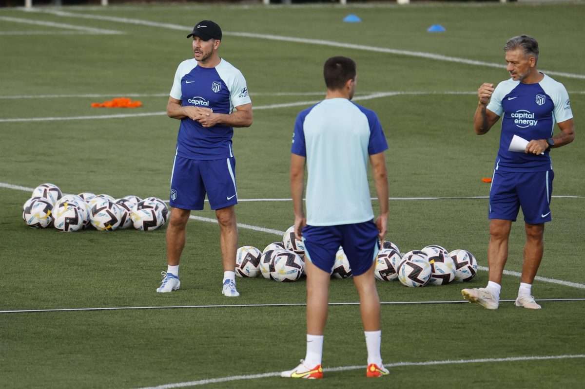 El entrenador del Atlético de Madrid, Diego 'Cholo' Simeone, dirige una sesión de entrenamiento del equipo, en la Ciudad Deportiva de Majadahonda, en Madrid. EFE/ Mariscal