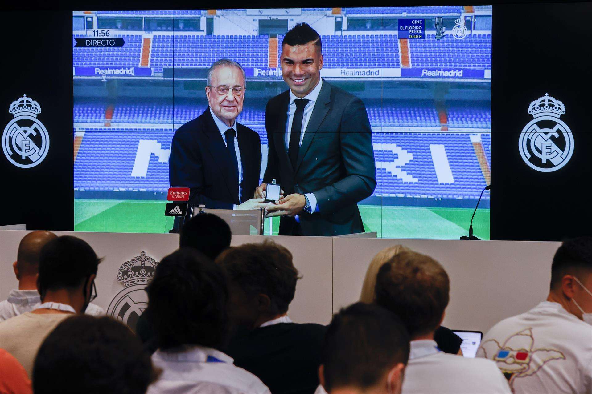 Vista de la pantalla en la sala de prensa de la Ciudad Deportiva del Real Madrid que retransmite la despedida del centrocampista brasileño Carlos Henrique 'Casemiro' al que el presidente del Florentino Pérez le otorga la insignia de oro y brillantes. EFE/ Juan Carlos Hidalgo