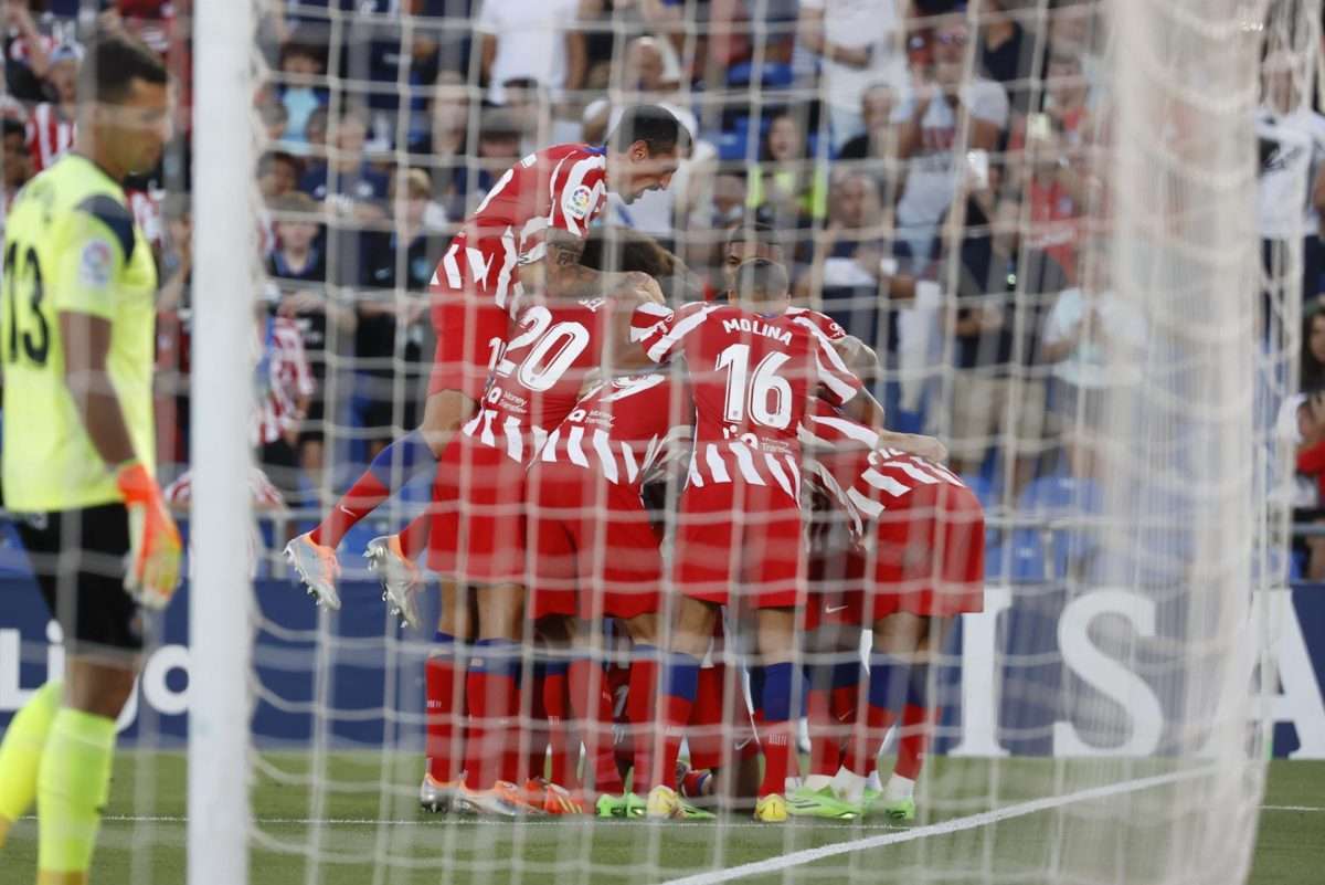 GETAFE (MADRID), 15/08/2022.- Los jugadores del Atlético de Madrid celebran el segundo gol de Álvaro Morata ante el Getafe, durante el partido de la primera jornada de la Liga en Primera División que disputan el Getafe y el Atlético de Madrid hoy lunes en el Coliseo Alfonso Pérez de Getafe. EFE/Juan Carlos Hidalgo