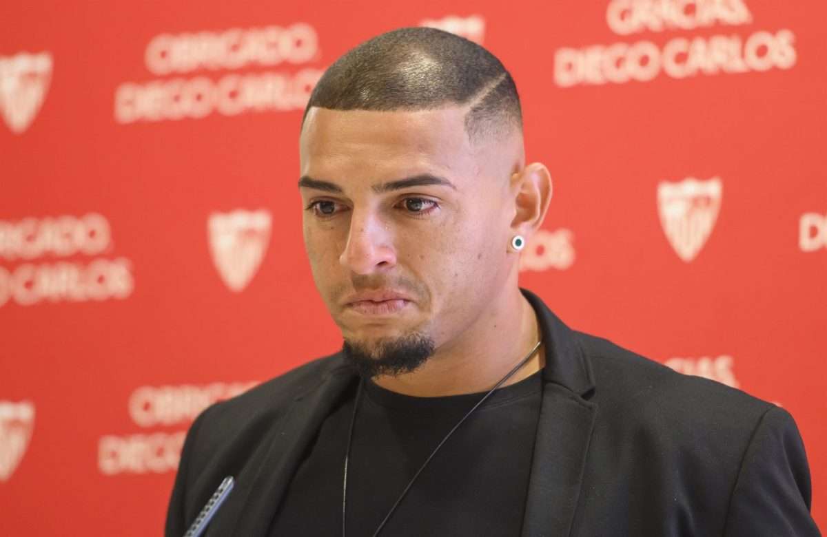 El brasileño Diego Carlos, que sufrió una rotura del tendón de Aquiles en el partido disputado con el Aston Villa, en una foto de archivo de su despedida del Sevilla. EFE/ Raúl Caro.