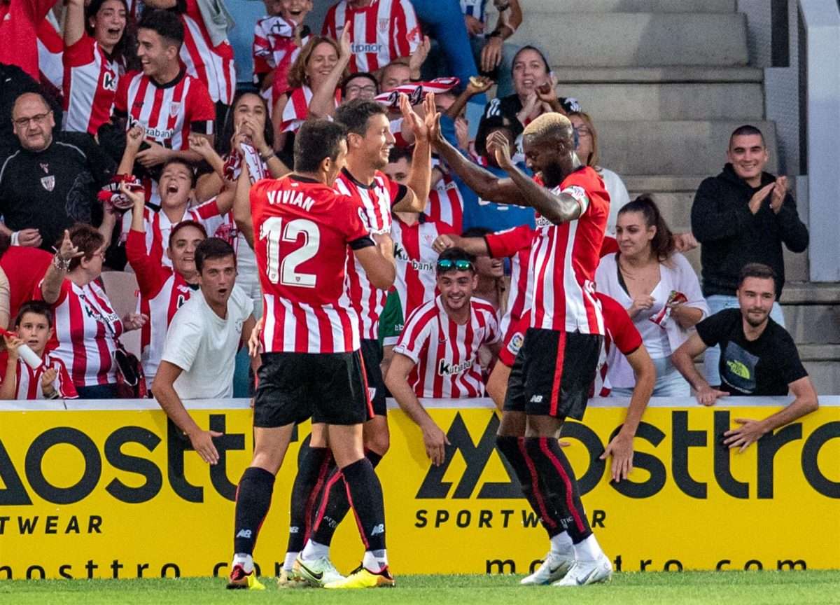 El centrocampista del Athletic Mikel Vesga (2i) celebra con sus compañeros su gol, el primero de su equipo ante la Real Sociedad, durante la Euskal Herria Txapela que se disputa hoy viernes en el estadio de Lasesarre, en Barakaldo. EFE/Javier Zorrilla