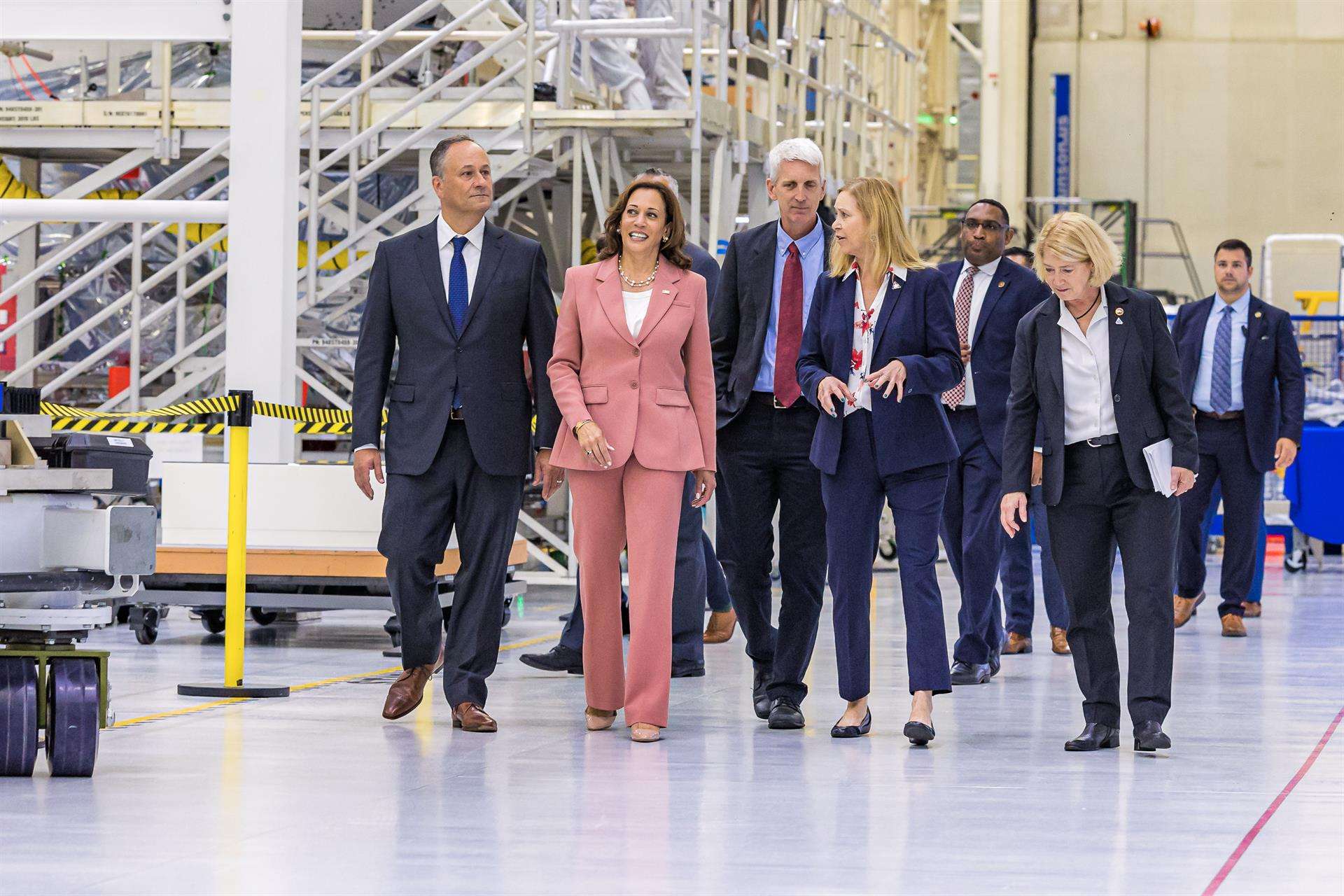 La vicepresidenta estadounidense Kamala Harris (2-i) y el segundo caballero Douglas Emhoff (i) durante una gira con Scott Wilson (3-i), gerente de producción para el programa Orión del Centro Espacial John F. Kennedy de la NASA en Florida. EFE/EPA/Alex G Perez / Pool