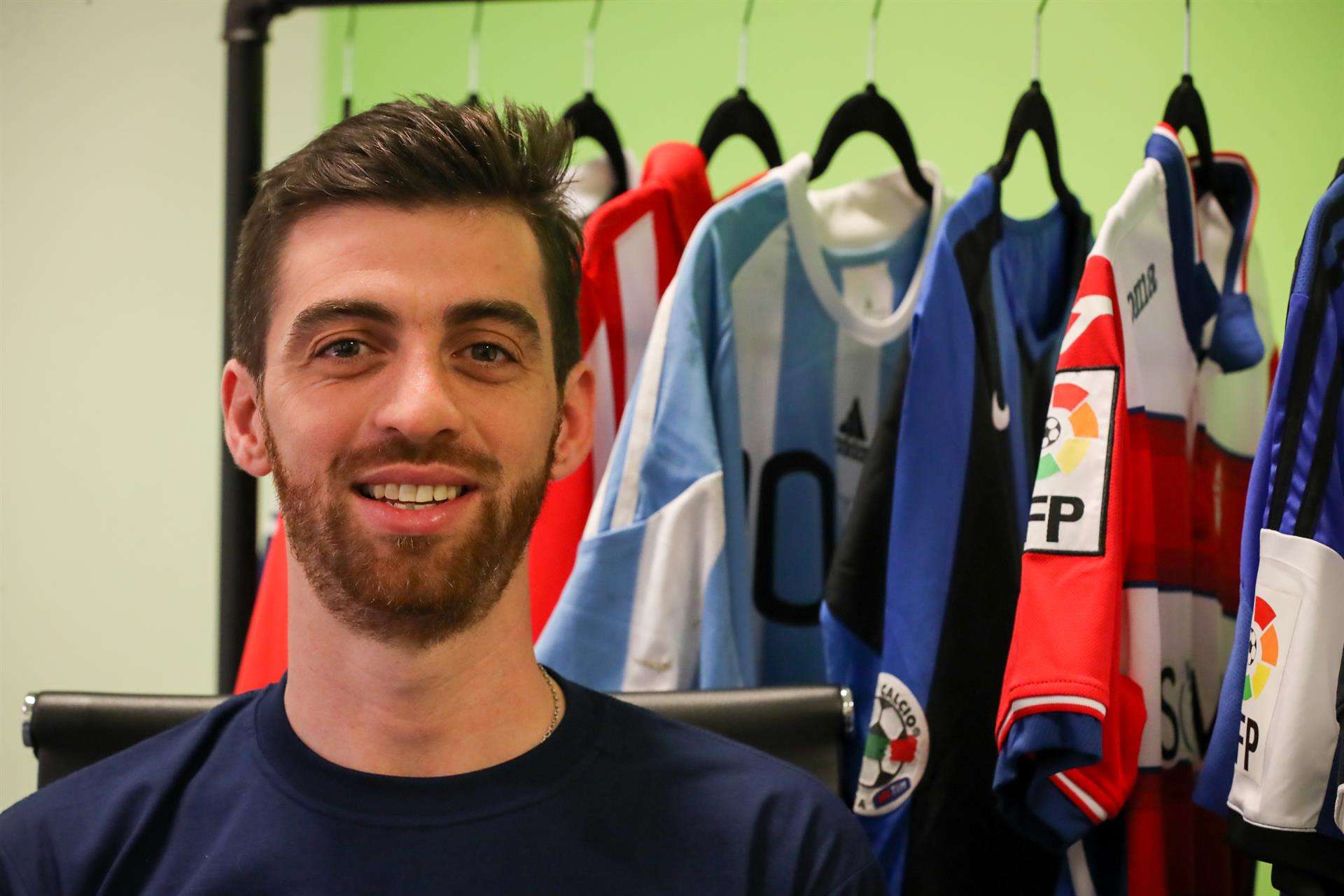 El coleccionista argentino de camisetas de fútbol Gabriel Benito fue registrado al posar, durante una entrevista con Efe, en Montevideo (Uruguay). EFE/Raúl Martínez