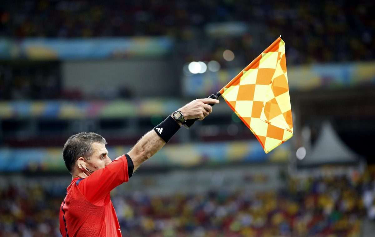 Fotografía de archivo de un árbitro asistente. EFE/Kai Försterling