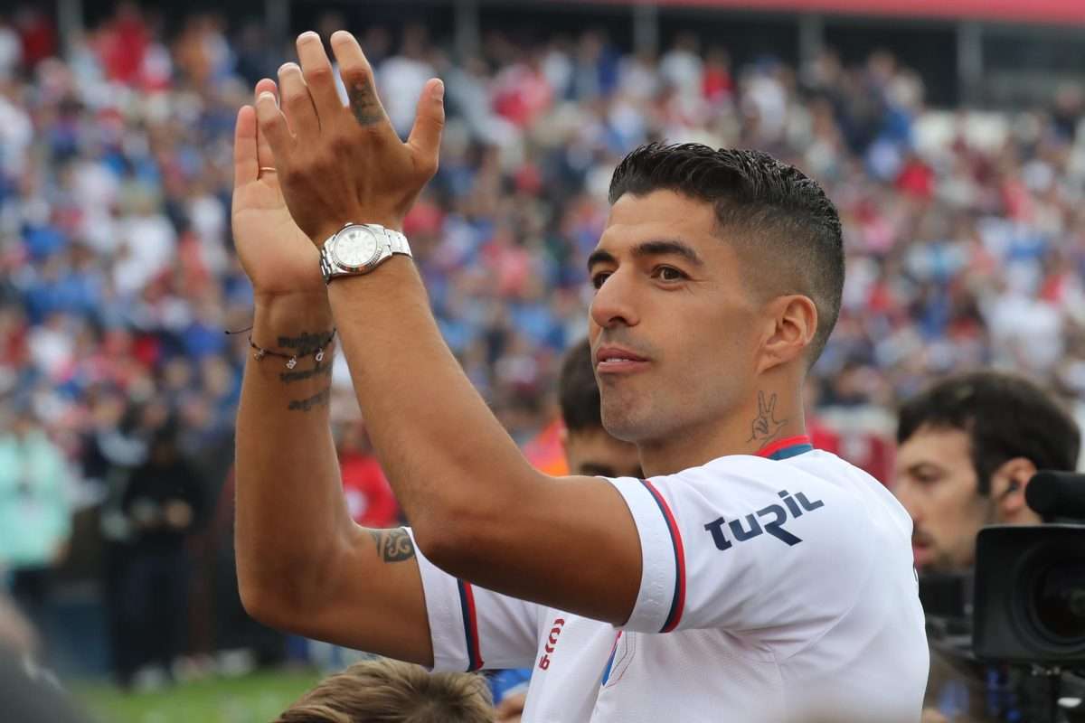 El futbolista uruguayo Luis Suárez fue registrado este domingo al saludar a los aficionados, durante su recibimiento como nuevo fichaje del club Nacional de Montevideo, en el estadio Gran Parque Central, en Montevideo (Uruguay). EFE/Raúl Martínez
