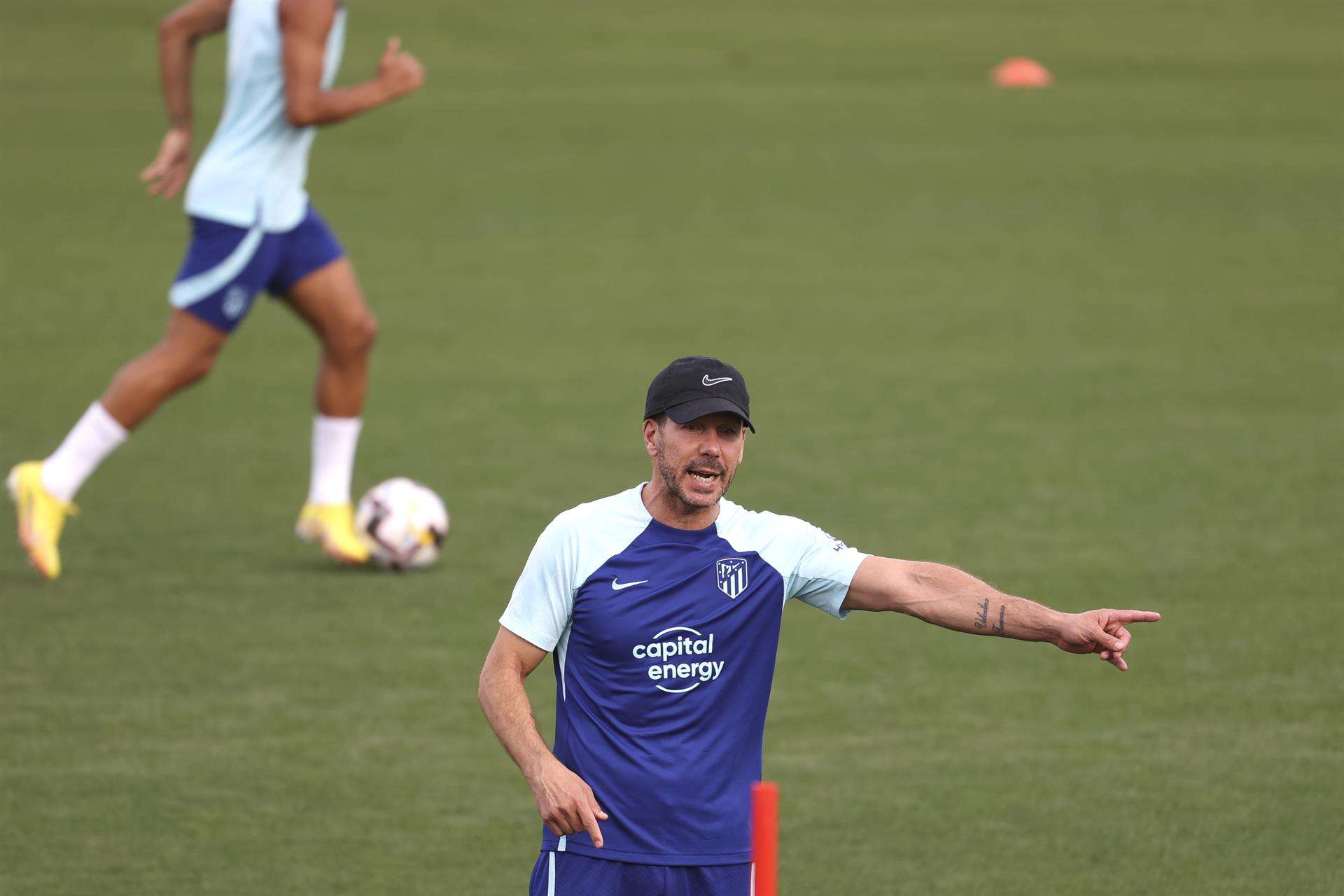 Diego Simeone dirige el entrenamiento de este viernes. EFE/Kiko Huesca