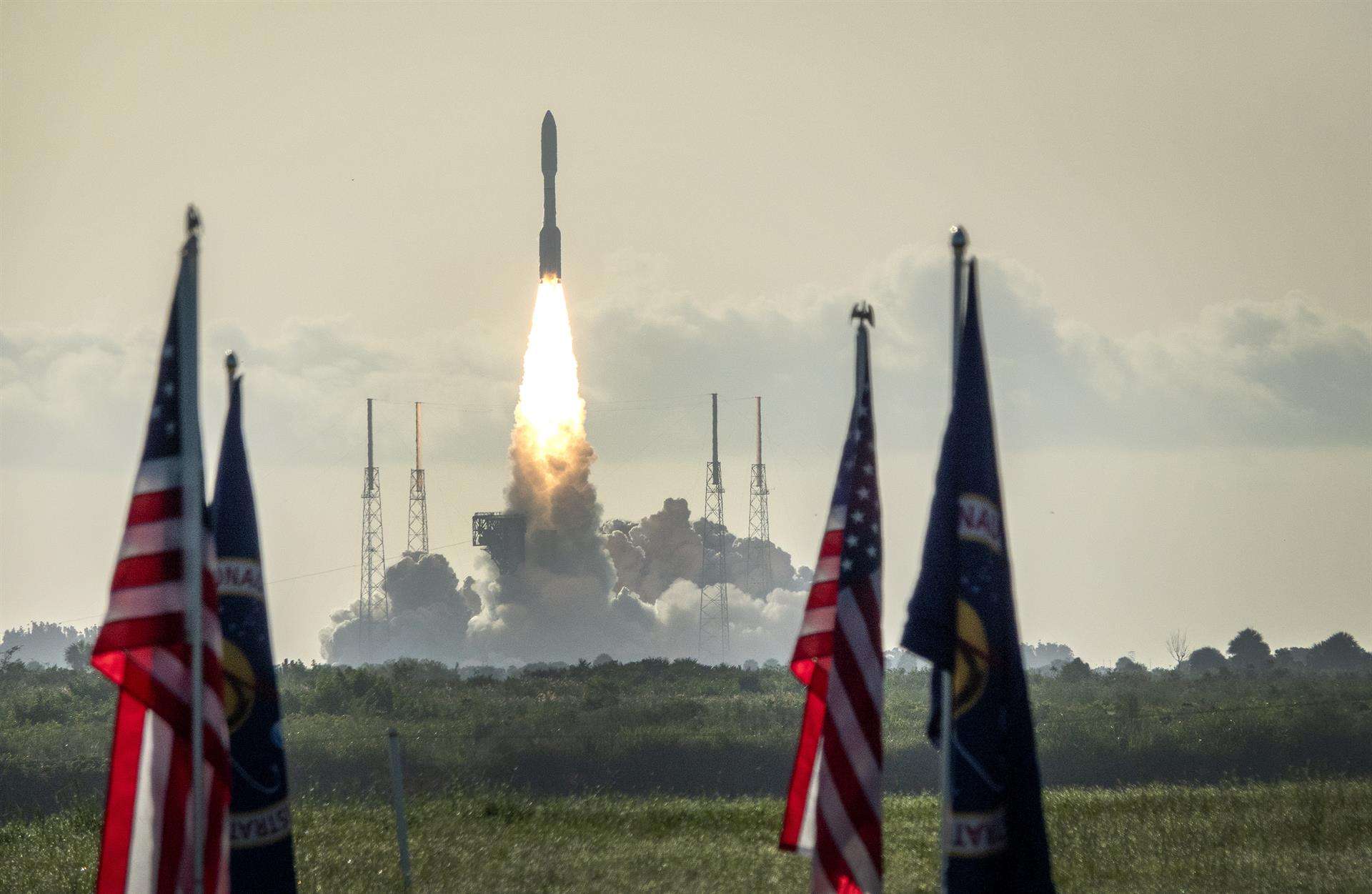 En la imagen de archivo, la misión Perseverance a Marte despega del Centro Espacial Kennedy, en Florida. EFE/EPA/CRISTOBAL HERRERA-ULASHKEVICH