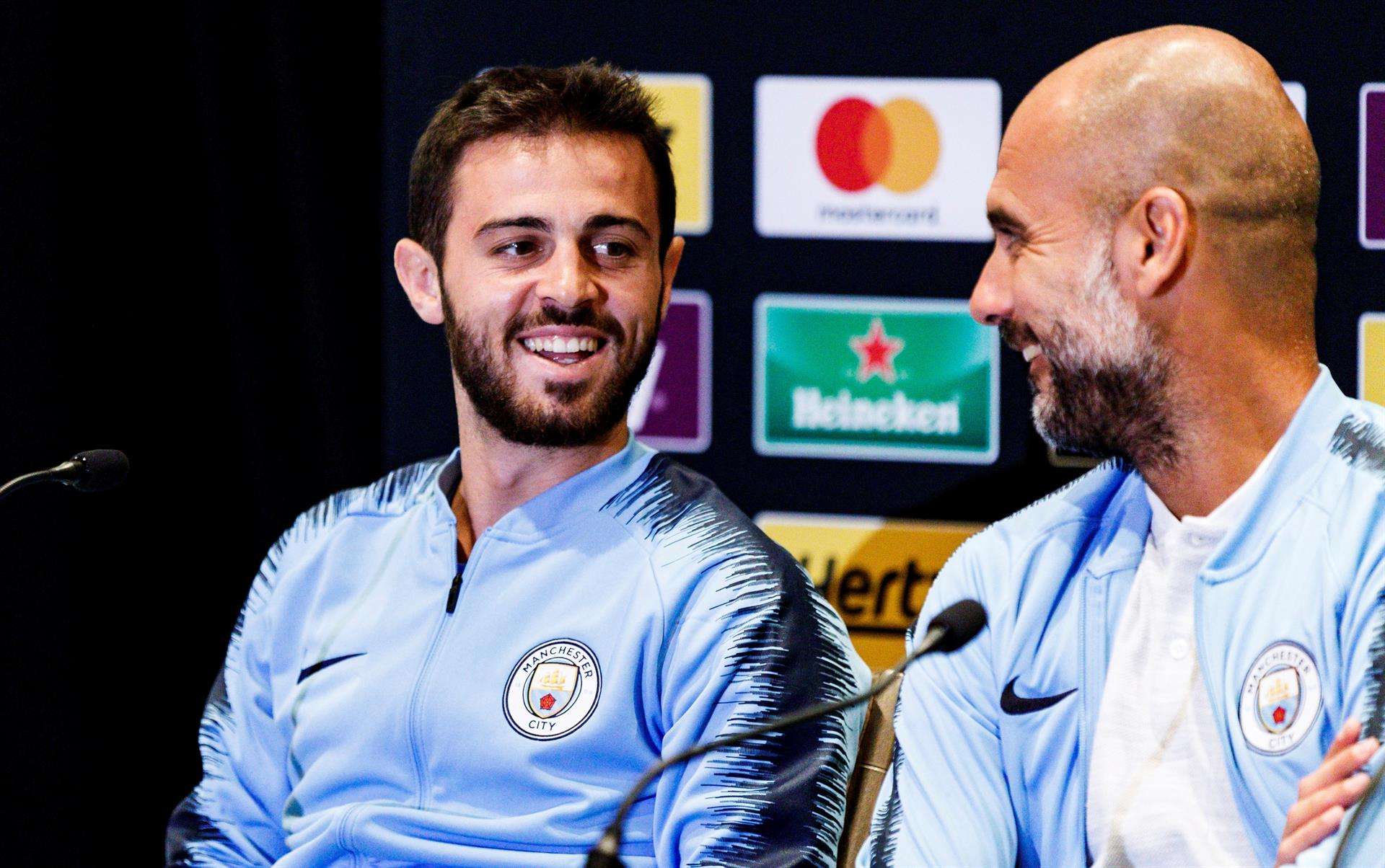 Pep Guardiola (d) y Bernardo Silva (i), en una foto de archivo. EFE/ Justin Lane