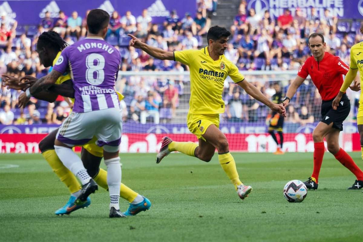 El delantero del Villarreal, Gerard Moreno, se dispone a disparar durante el partido de Liga de Primera División disputado ante el Real Valladolid en el estadio José Zorrila. EFE/R. GARCÍA