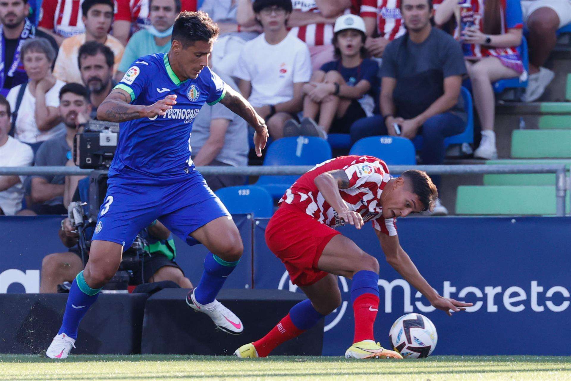 El defensa argentino Fabrizio Angilieri pugna con su compatriota del Atlético de Madrid Nahuel Molina, en una foto de la primera jornada de Liga. EFE/Juan Carlos Hidalgo