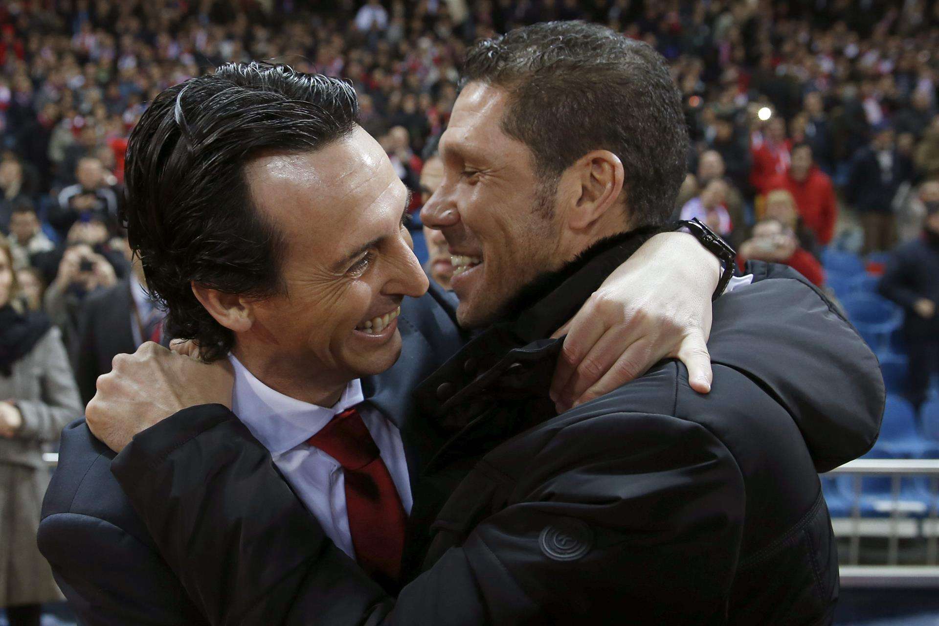 Diego Simeone (d) y Unai Emery se abrazan en una imagen de archivo antes de uno de sus enfrentamientos como entrenadores. EFE/JuanJo Martín