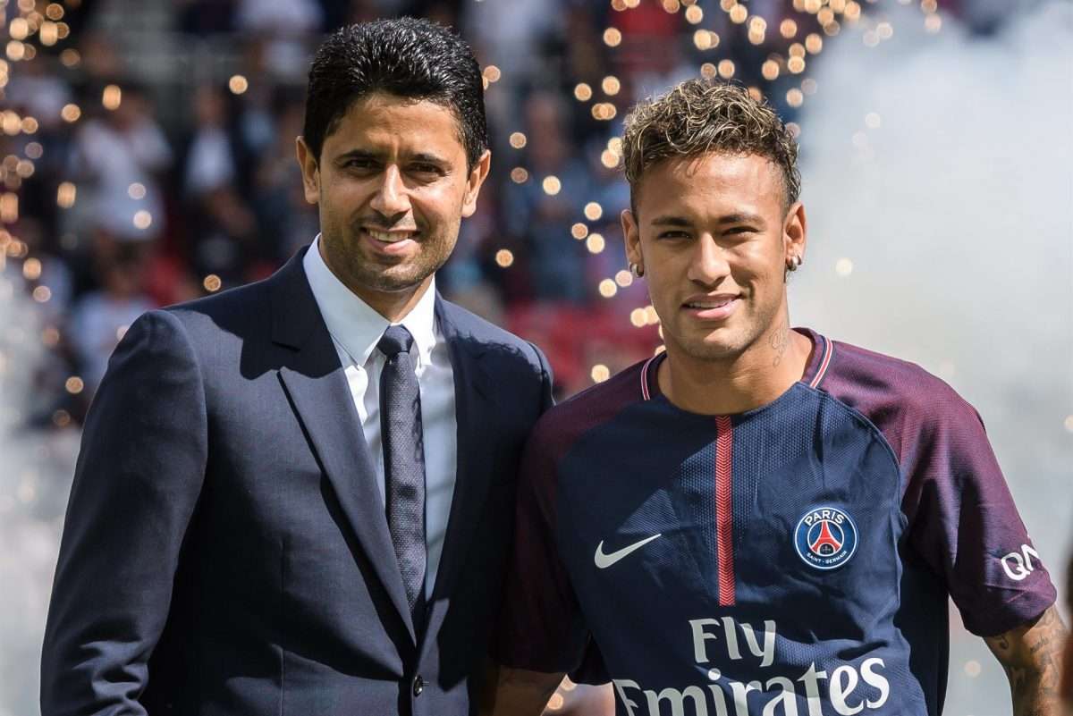 Nasser Al-Khelaifi (d), junto a Neymar, durante la presentación del futbolista con el París Saint Germain, el 5 de agosto de 2017. EFE/EPA/CHRISTOPHE PETIT TESSON