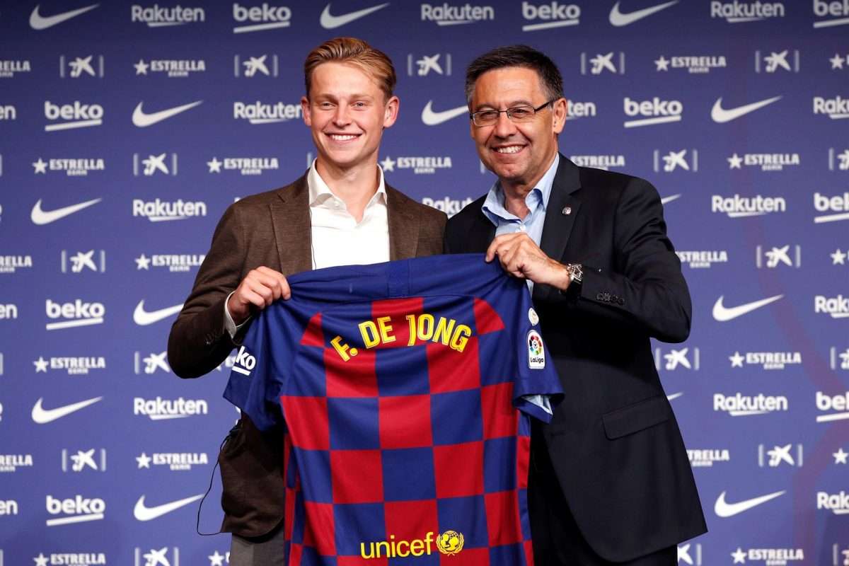 El expresidente del FC Barcelona, Josep María Bartomeu (d), durante la rueda de prensa de presentación del centrocampista holandés Frenkie de Jong (i) en 2019. EFE/Alejandro García