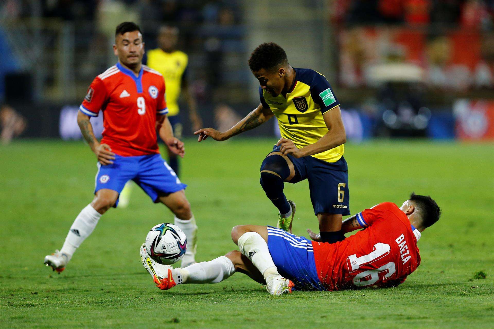 Fotografía de archivo, tomada el pasado 16 de noviembre, en la que se registró al futbolista de la selección ecuatoriana de fútbol Byron Castillo (2i), al disputar un balón con el chileno Claudio Baeza (abajo), durante un partido por las eliminatorias sudamericanas al Mundial de Catar 2022, en el estadio San Carlos de Apoquindo, en Santiago de Chile. EFE/Marcelo Hernández/Pool
