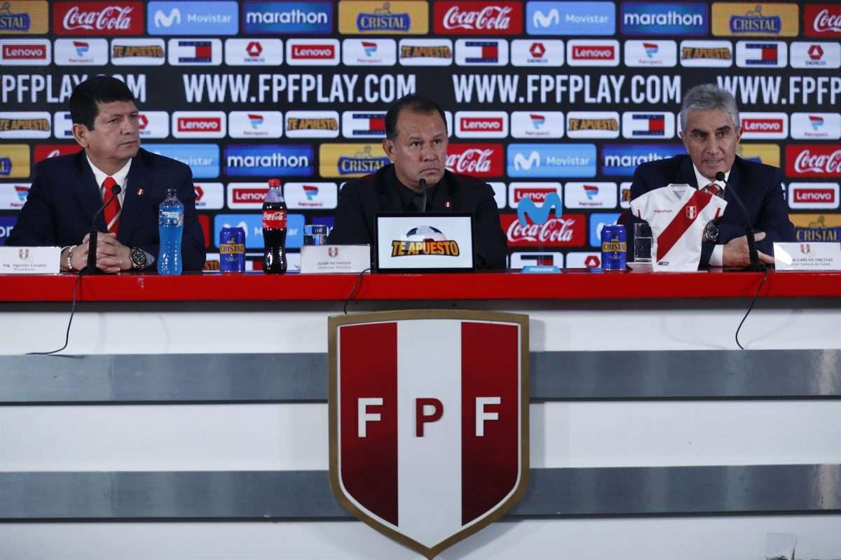 El nuevo director técnico de la selección peruana de fútbol, Juan Reynoso, el presidente de la Federación Peruana de Fútbol (FPF), Agustín Lozano, y el director general de fútbol, Juan Carlos Oblitas (d), ofrecen una rueda de prensa hoy, en Lima (Perú). Reynoso llega en reemplazo del argentino Ricardo Gareca. EFE/ Paolo Aguilar