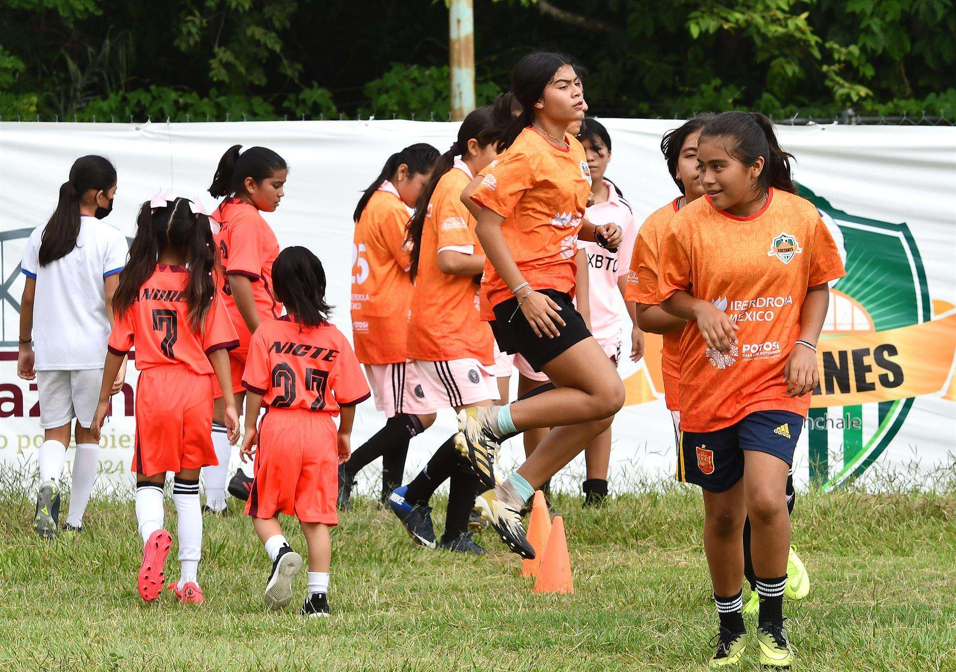Fotografía sin fecha de toma, cortesía de Iberdrola México, donde se observa al equipo juvenil de las Sultanas de Tamazunchale, durante una sesión de entrenamiento en México. EFE/Iberdrola México /SOLO USO EDITORIAL/SOLO DISPONIBLE PARA ILUSTRAR LA NOTICIA QUE ACOMPAÑA(CRÉDITO OBLIGATORIO)