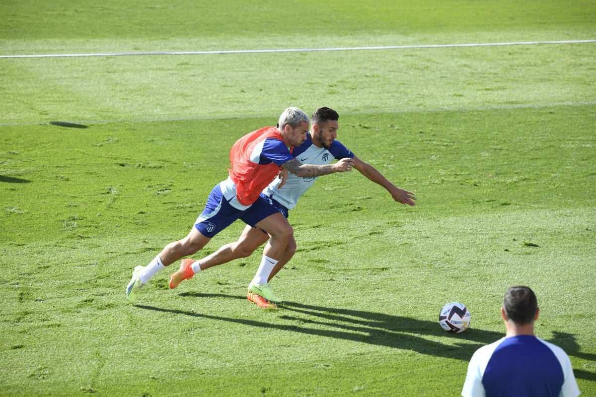 Griezmann (i) y Koke (d), durante el entrenamiento de este sábado. EFE/ Victor Lerena