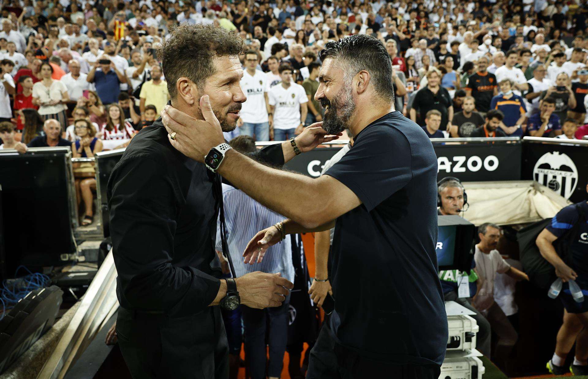 El entrenador del Atlético de Madrid Diego Simeone (i) saluda a Gennaro Gattuso, entrenador del Valencia CF, antes de comenzar el partido de la tercera jornada de Liga en Primera División que Valencia CF y Atlético de Madrid disputan hoy lunes en el estadio de Mestalla. EFE/Biel Aliño