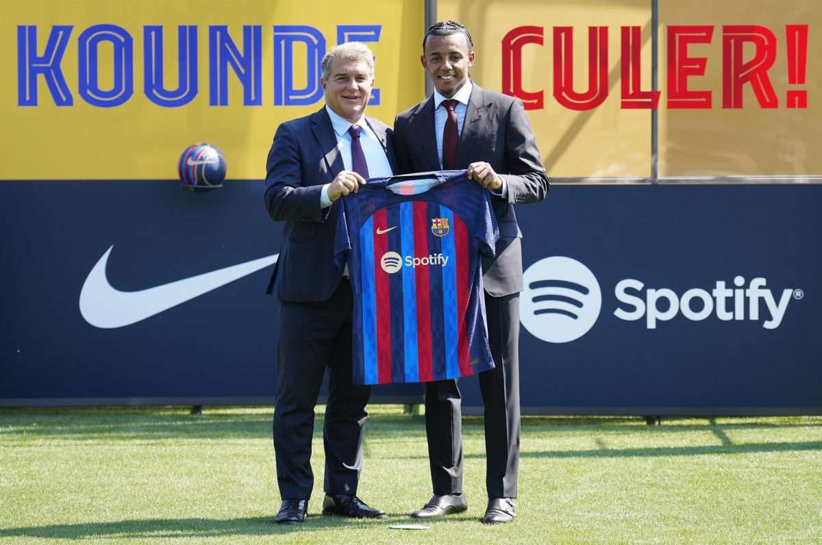El presidente del FC Barcelona, Joan Laporta, durante le presentación hoy del nuevo jugador Jules Koundé. EFE/Enric Fontcuberta
