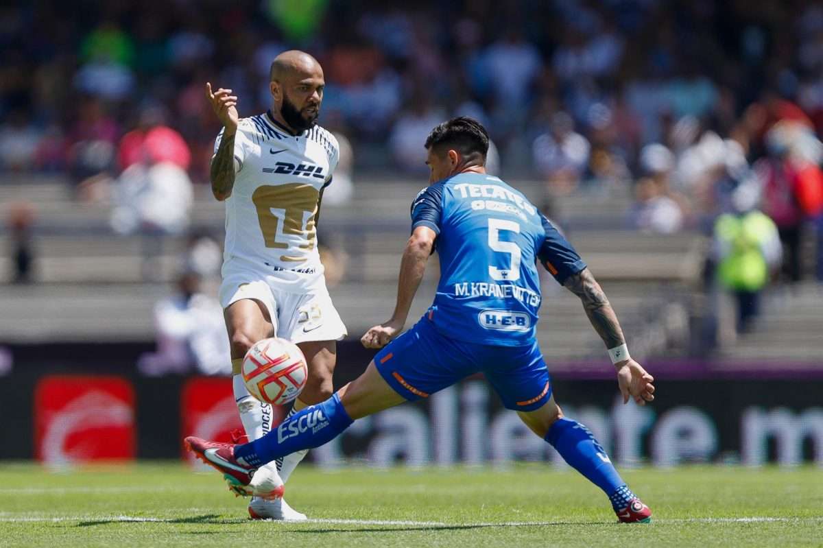 Dani Alves (i) de Pumas disputa el balón con Matías Kranevitter del Monterrey, durante un partido por la jornada 6 del torneo Apertura de la Liga MX, en el Estadio Olímpico Universitario de la Ciudad de México (México). EFE/ Isaac Esquivel