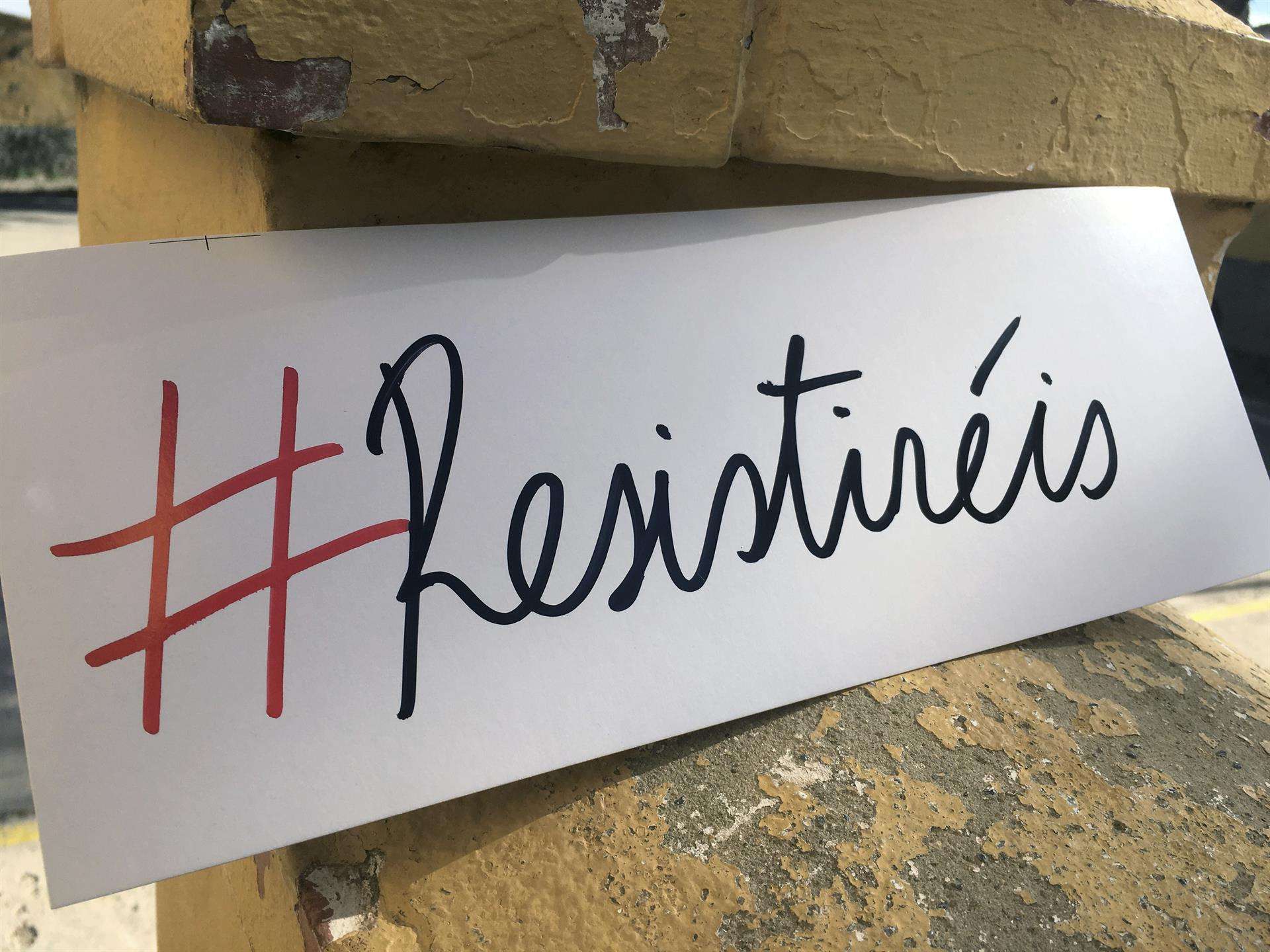 Imagen de archivo de un hashtag creado por los alumnos de un colegio para una campaña de recogida de fondos para niños con cáncer, que se hizo viral en internet. EFE/Jaume Olmos