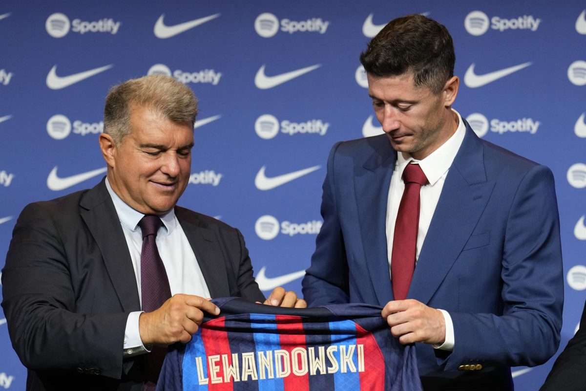 Robert Lewandowski, acompañado por el presidente del FC Barcelona, Joan Laporta, en una foto de archivo durante su presentación. EFE/Alejandro Garcia