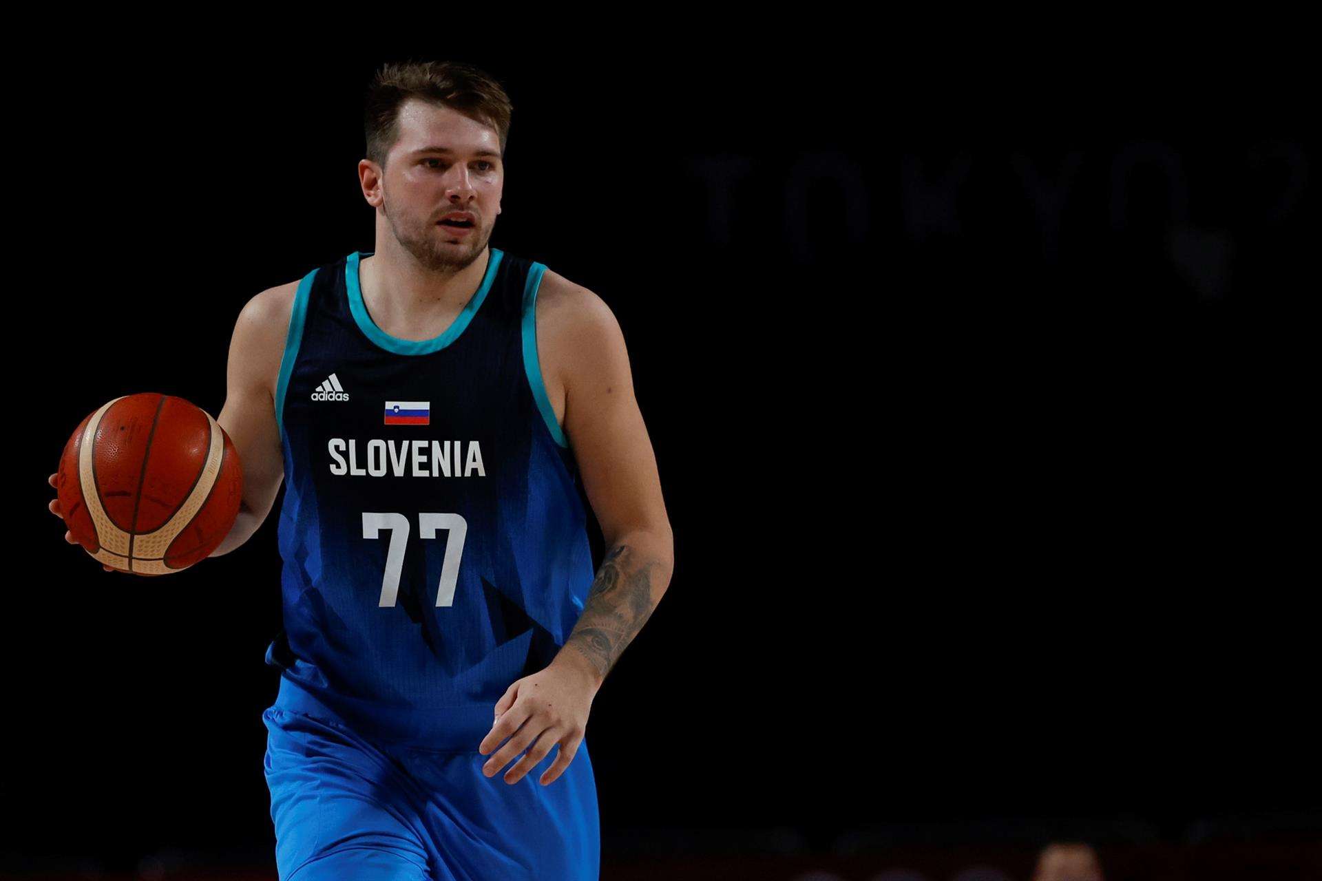 El base esloveno Luka Doncic, en una foto de archivo con su selección. EFE/Fernando Bizerra
