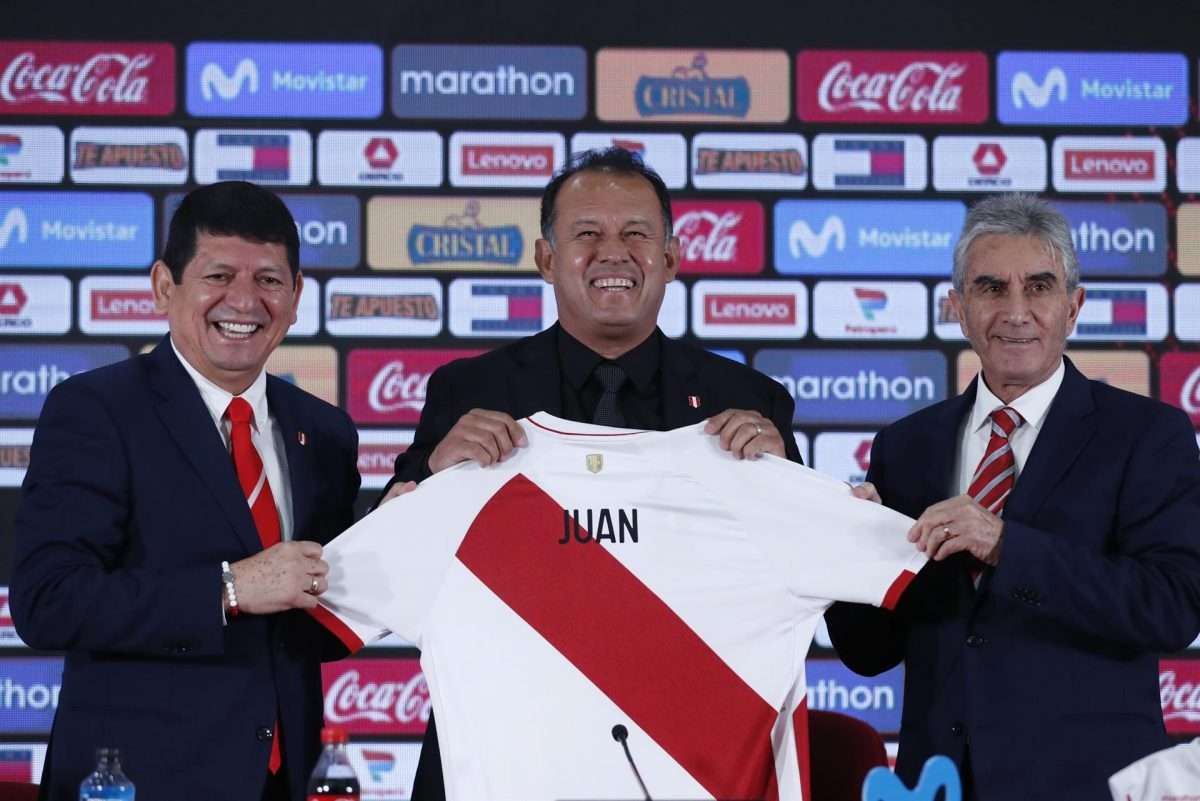 El nuevo director técnico de la selección peruana de fútbol, Juan Reynoso (c), el presidente de la Federación Peruana de Fútbol (FPF), Agustín Lozano (i), y el director general de fútbol, Juan Carlos Oblitas (d), posan en una rueda de prensa hoy, en Lima (Perú). Reynoso llega en reemplazo del argentino Ricardo Gareca. EFE/ Paolo Aguilar
