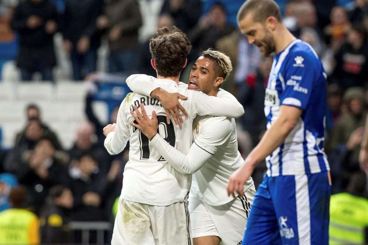 Los jugadores del Real Madrid, Álvaro Odriozola y Mariano Díaz Mejía, celebran un gol, en una foto de archivo. EFE / Rodrigo Jiménez.